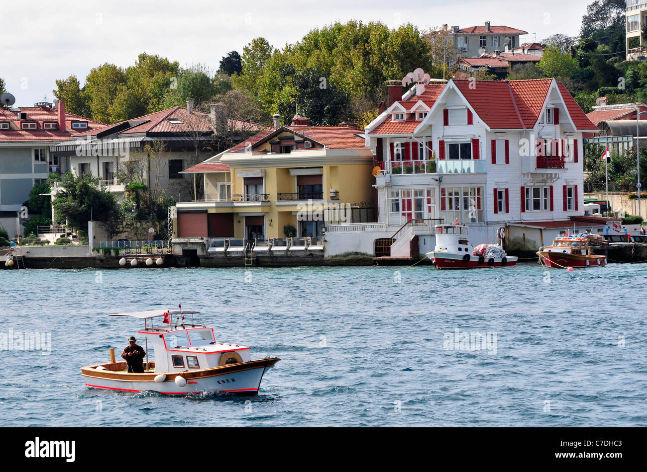 Maison en bois de Yenikoy village, face au Bosphore près de Istanbul.la Turquie. Banque D'Images