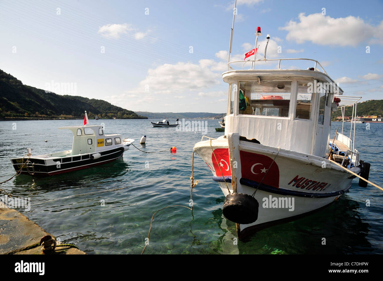 L'Anadolu Kavagi quay, petit village touristique et de pêche dans le détroit du Bosphore près de la mer Noire. La Turquie. Banque D'Images