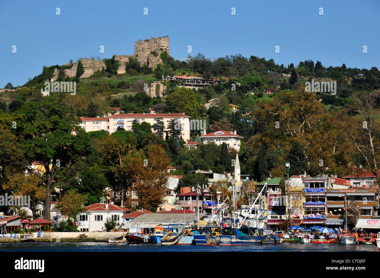 Château génois est au-dessus de la petite pêche et de village touristique d'Anadolu Kavagi près de la mer Noire. Le détroit du Bosphore. Banque D'Images