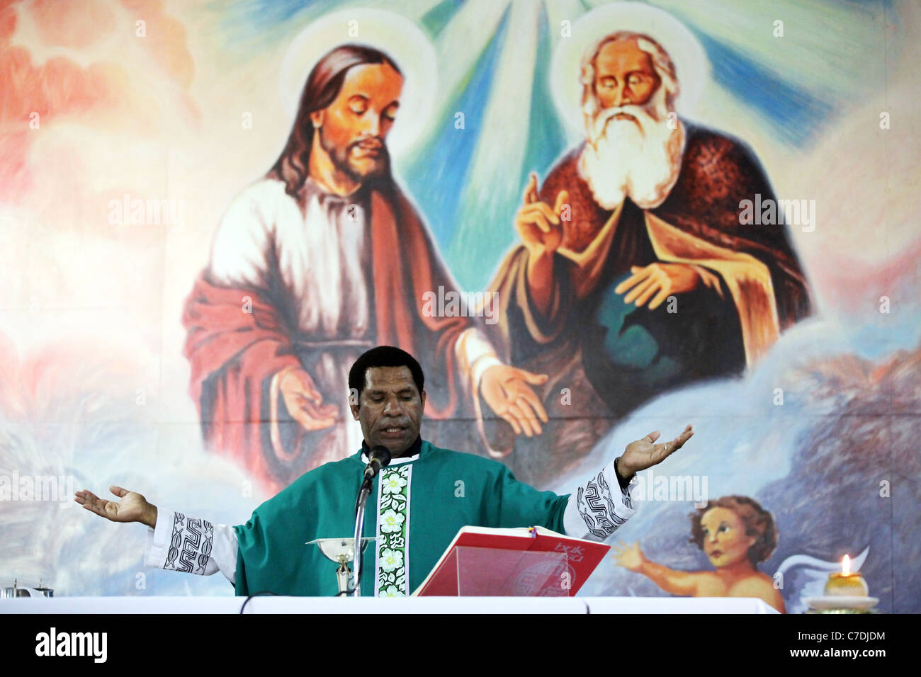 Prêtre catholique, la lecture de la bible à l'autel, la Papouasie-Nouvelle-Guinée Banque D'Images