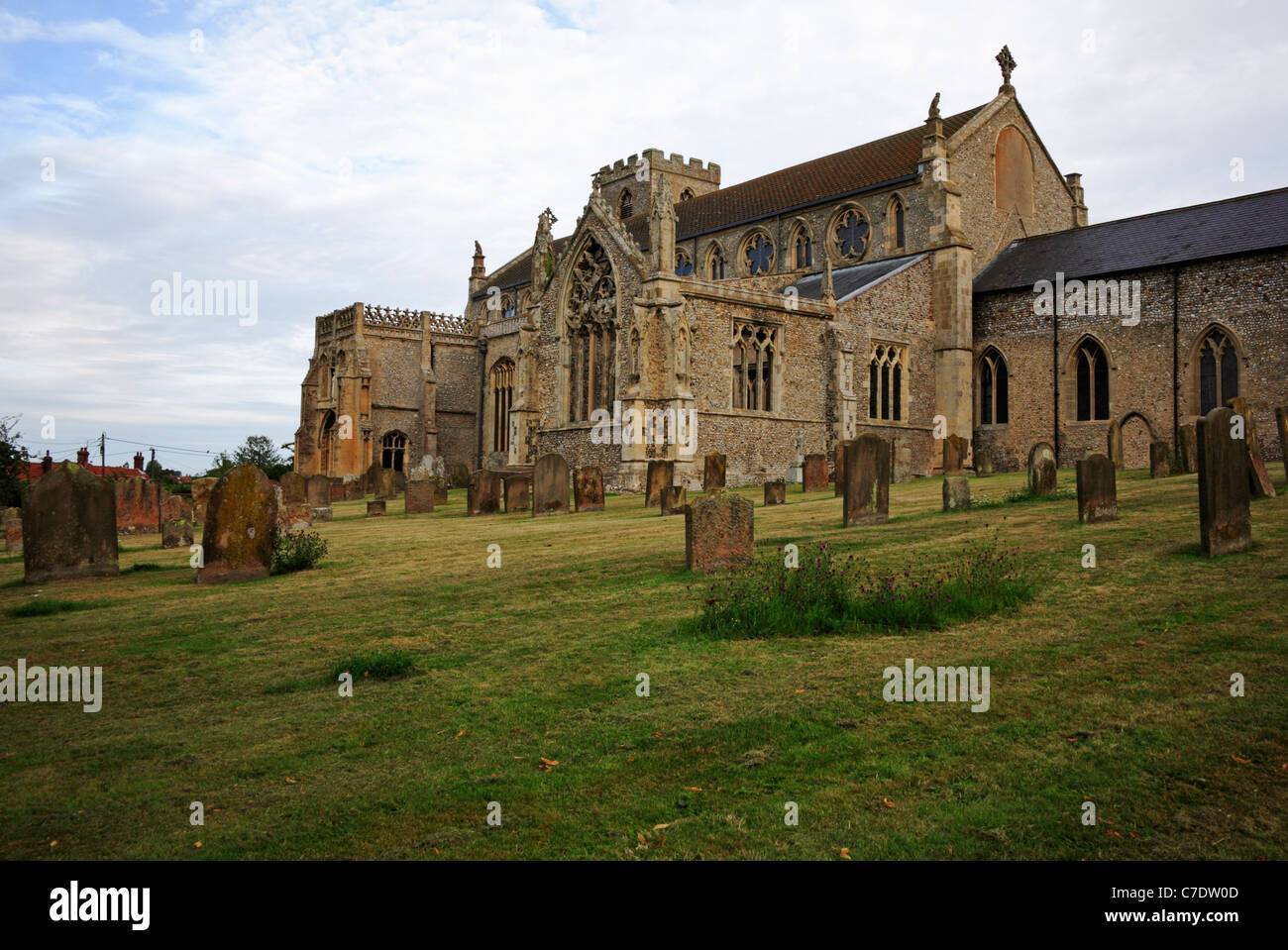Vue de St Margaret's Church à Claj suivant la mer, Norfolk, Angleterre, Royaume-Uni, montrant les ruines de transept. Banque D'Images