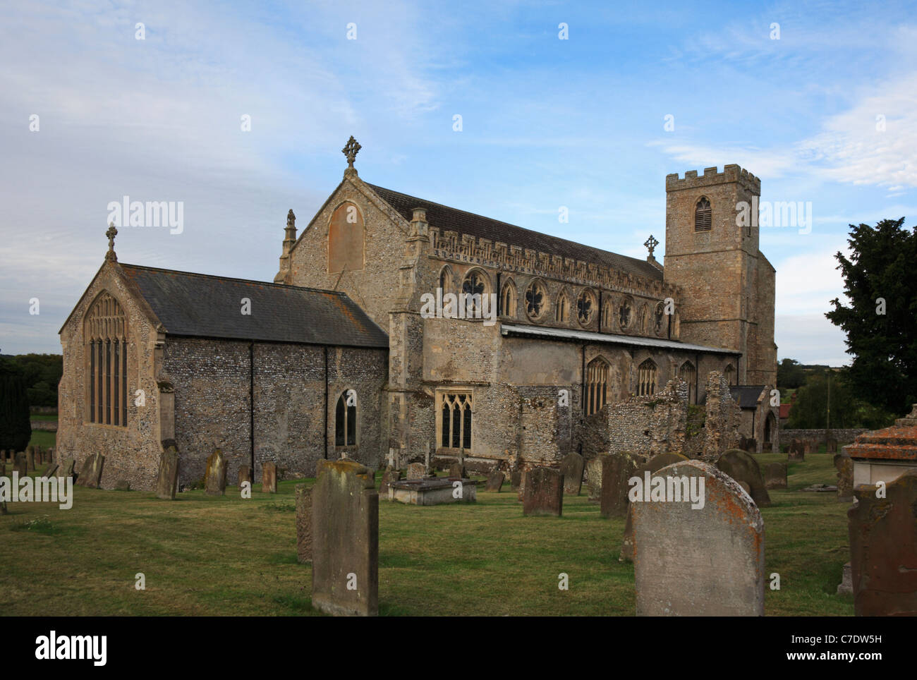 Vue de St Margaret's Church à Claj suivant la mer, Norfolk, Angleterre, Royaume-Uni, montrant les ruines de transept. Banque D'Images
