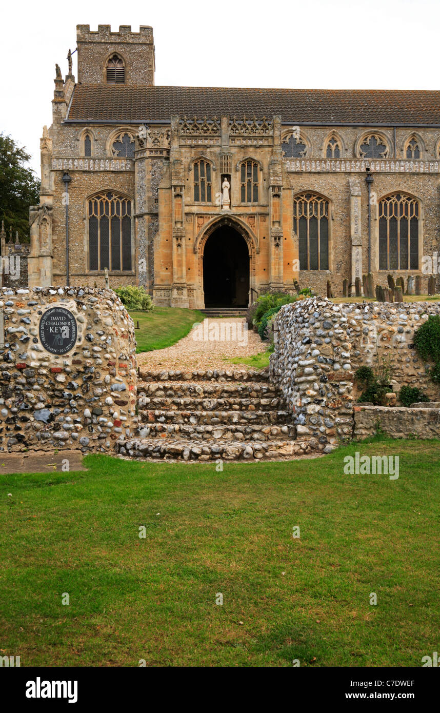 Le porche sud et entrée à St Margaret's Church à Claj suivant la mer, Norfolk, Angleterre, Royaume-Uni. Banque D'Images