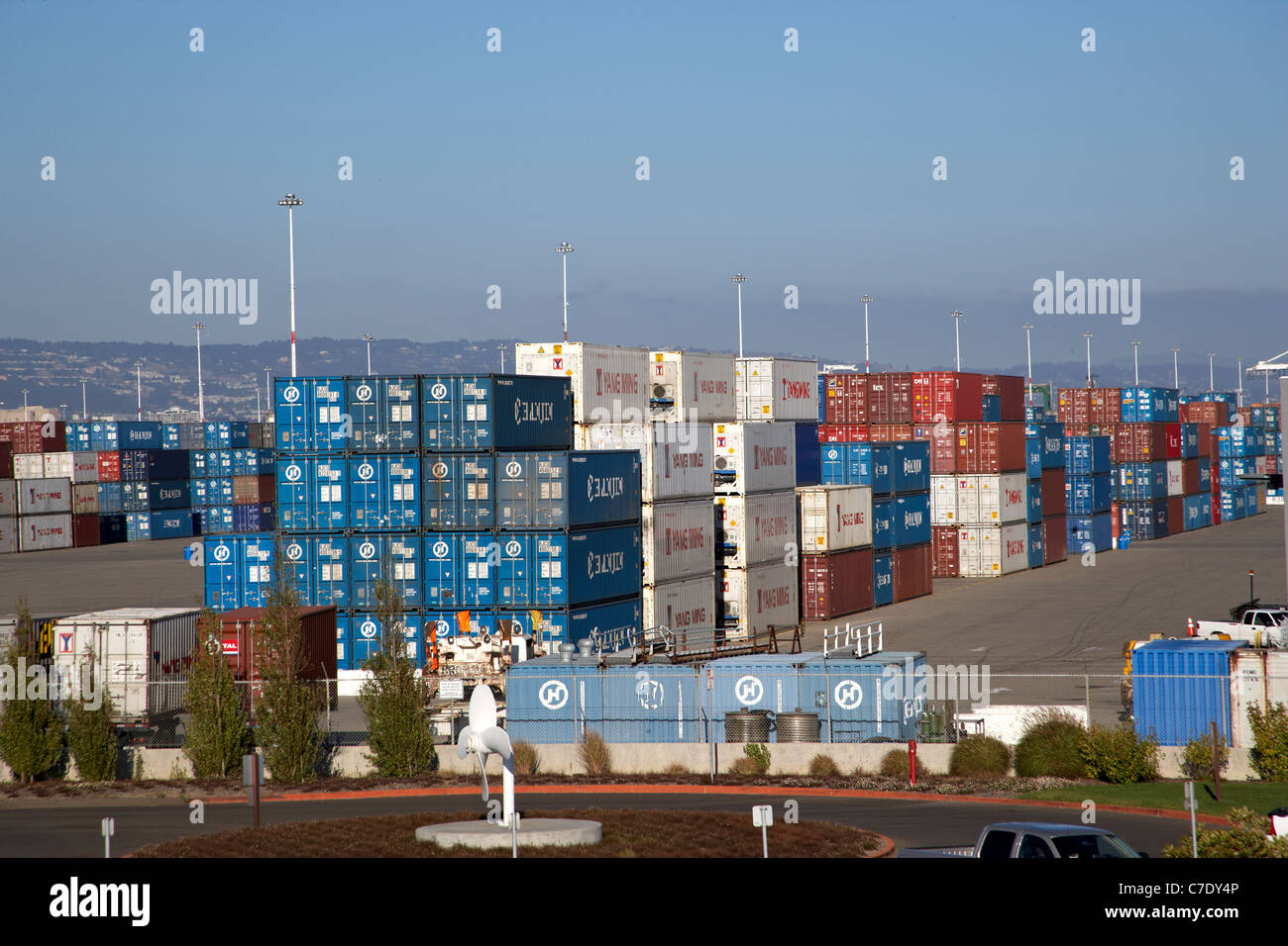 Rangées de conteneurs empilés au Port d'Oakland Banque D'Images