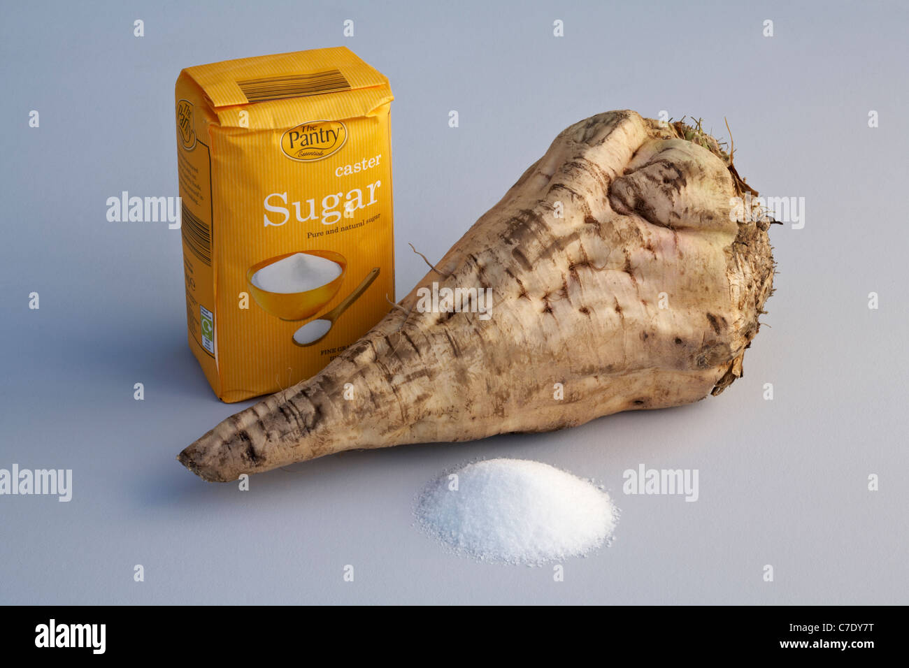 Tubercule de la betterave à sucre avec sac de sucre en poudre et de sucre cristallisé avant-plan Banque D'Images