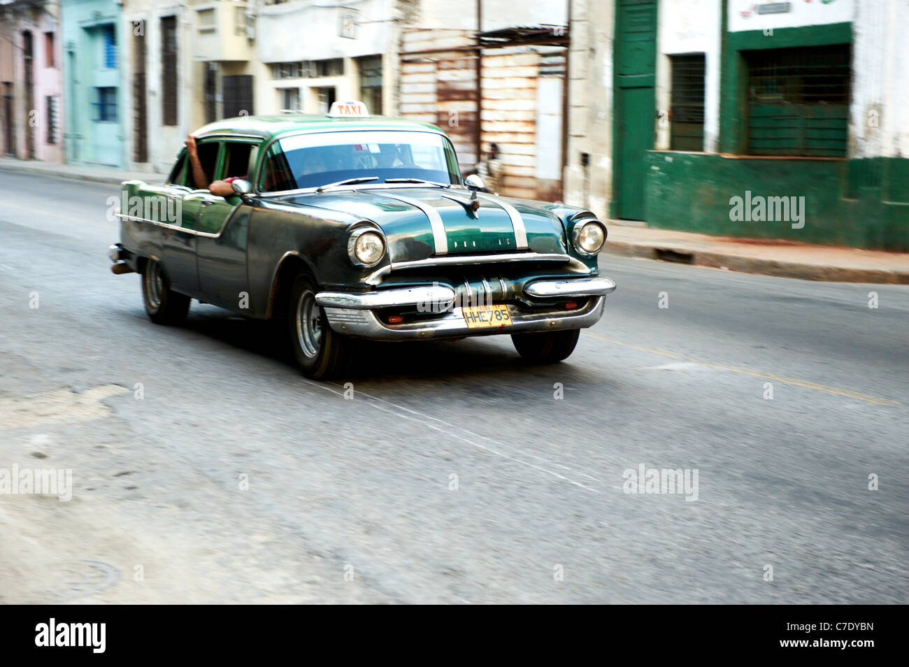 Scène de rue à La Havane Cuba taxi voiture verte Banque D'Images