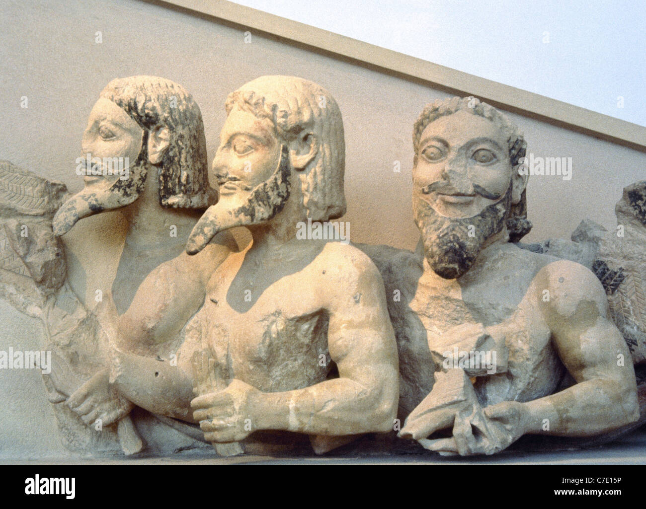 À corps Triple Monster, savoir que Barbe-bleue. Fronton de l'Hekatompedon de l'Acropole. 6ème siècle avant JC. Banque D'Images