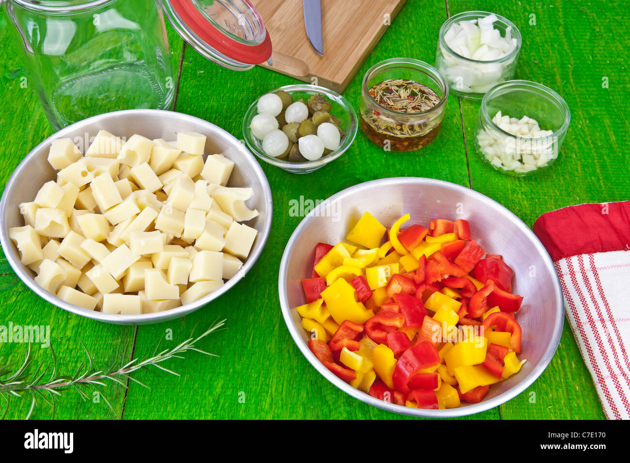 Les poivrons, les cornichons, les oignons et l'ail - Ingrédients pour pickeld Swiss Cheese Banque D'Images