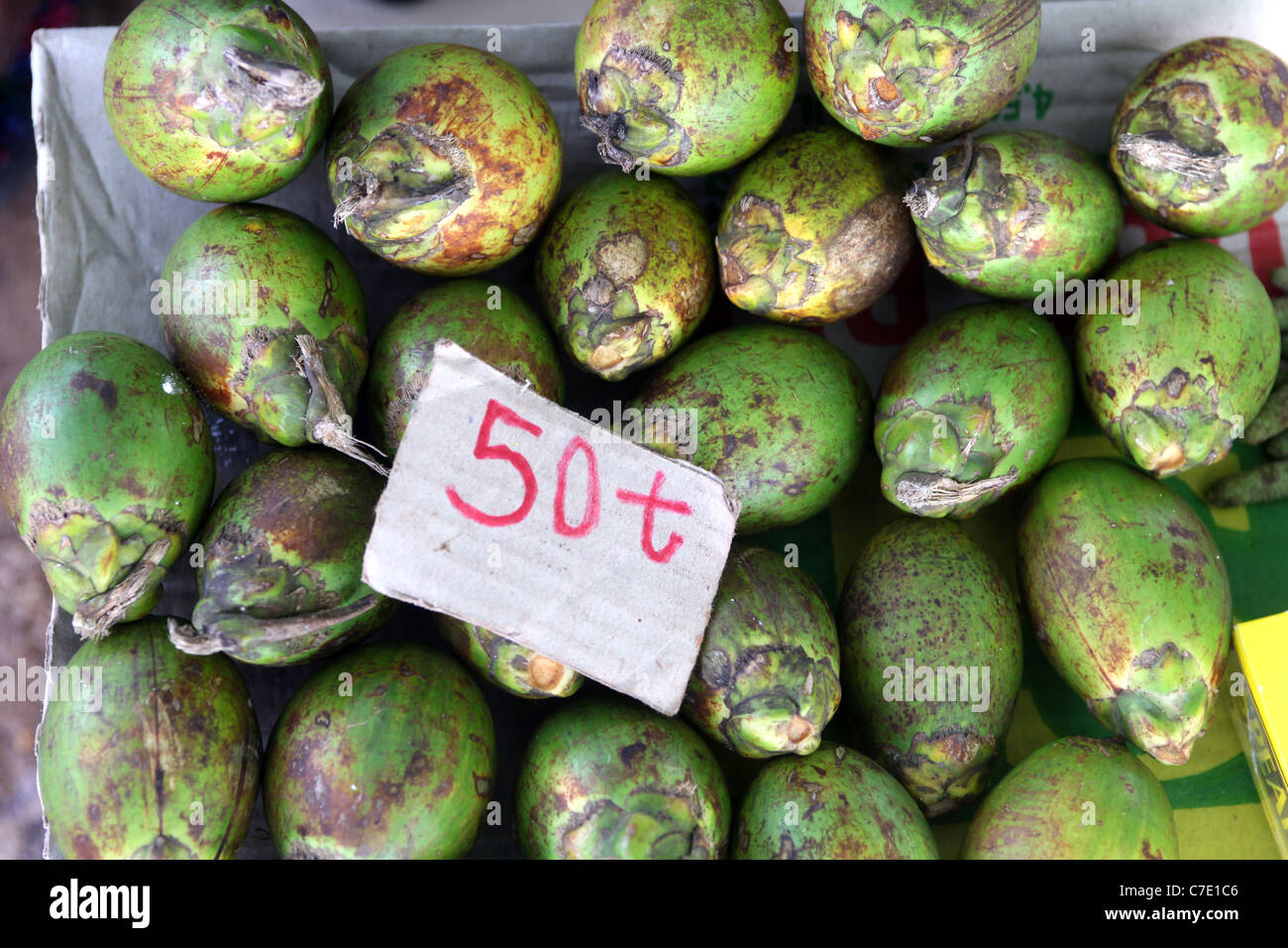 La noix de bétel à vendre, avec 50 Toea signe (0,5 Kina, coût d'un écrou). La Papouasie-Nouvelle-Guinée Banque D'Images