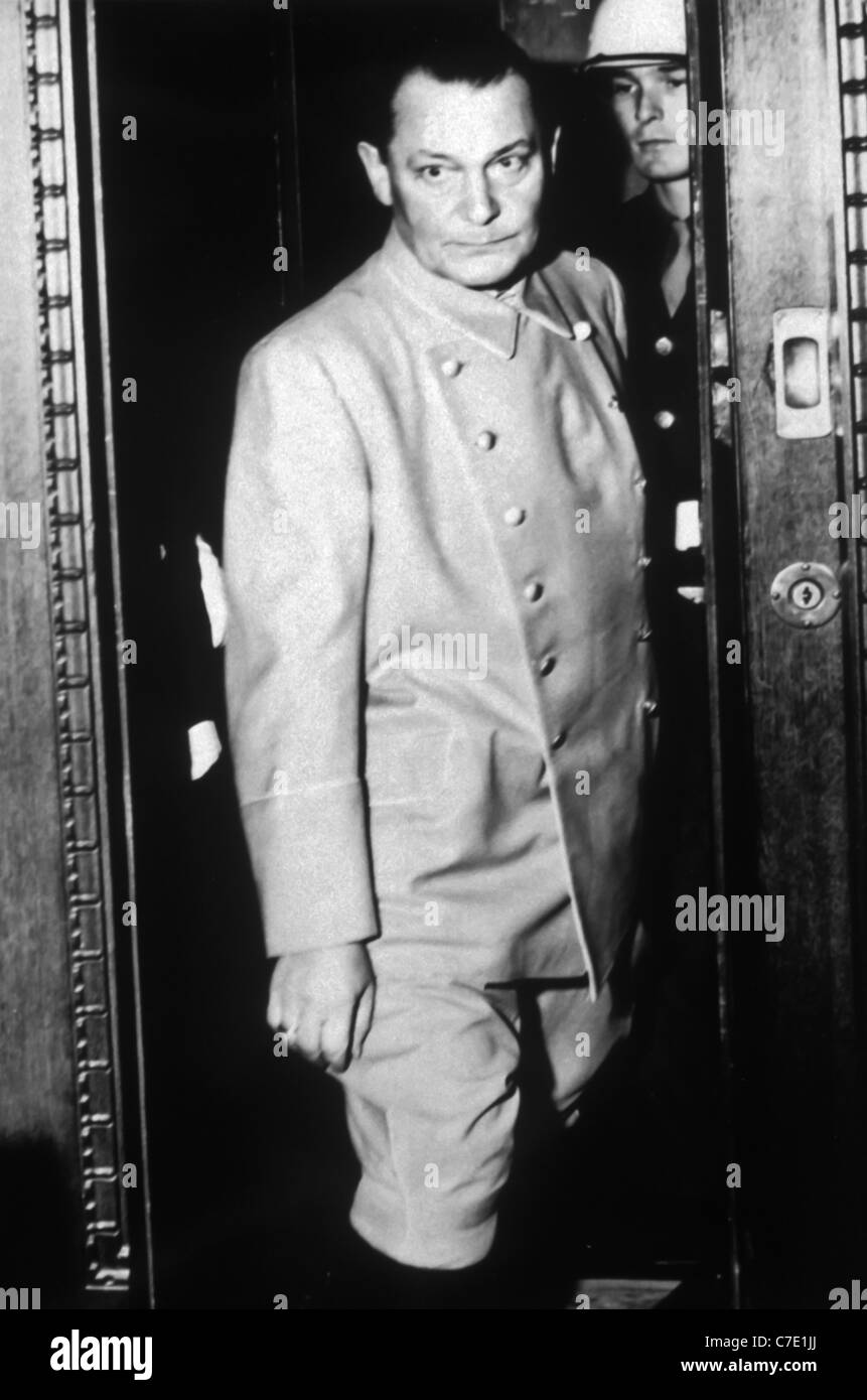Le maréchal allemand Hermann Goering sous bonne garde pendant son sentier pour des crimes contre l'humanité Nuremberg, Allemagne. Banque D'Images