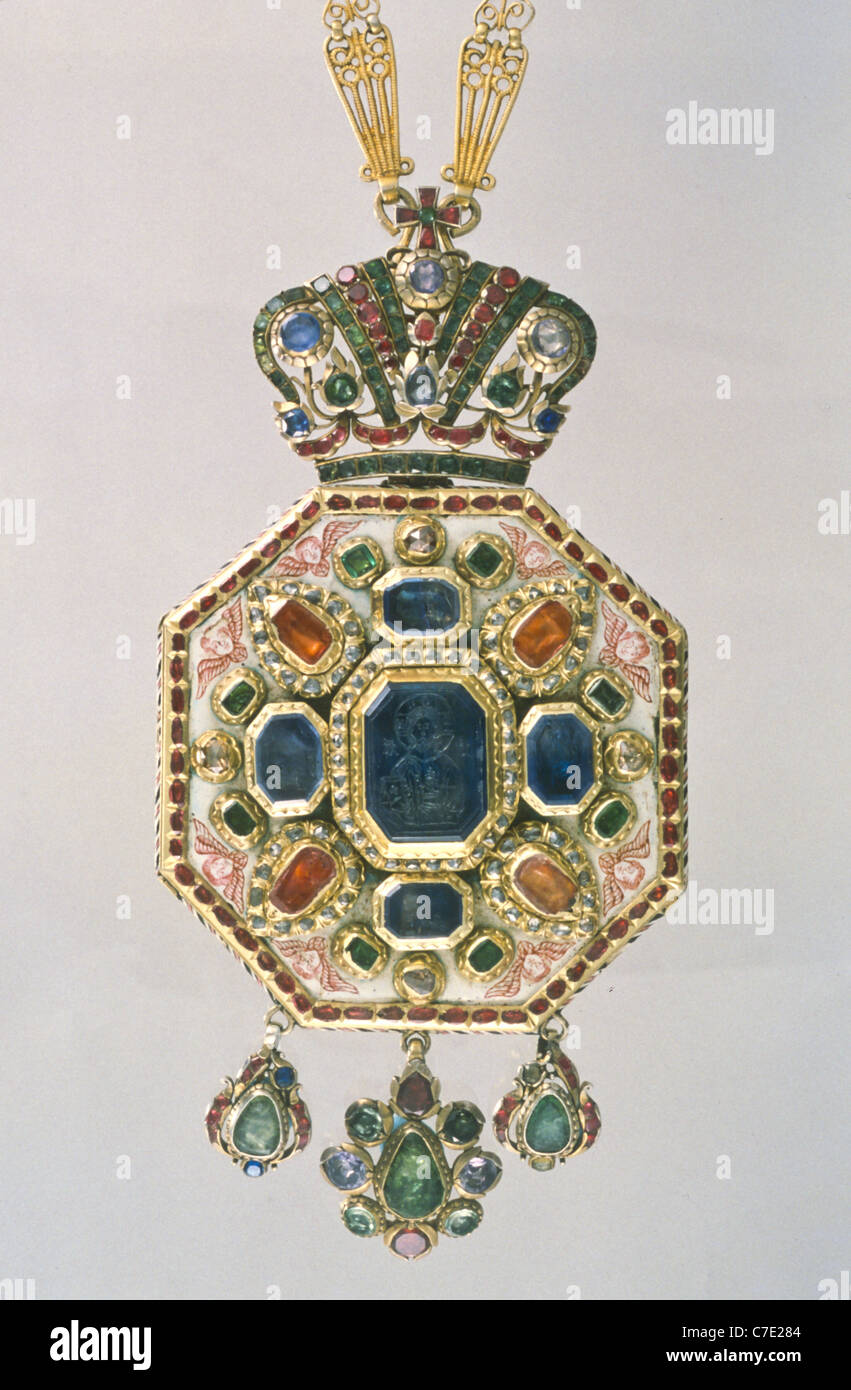 Un rubis, émeraude, saphir, pendentif et une partie des joyaux de l'exposition de Romanov cinq musées russes sur l'affichage Banque D'Images