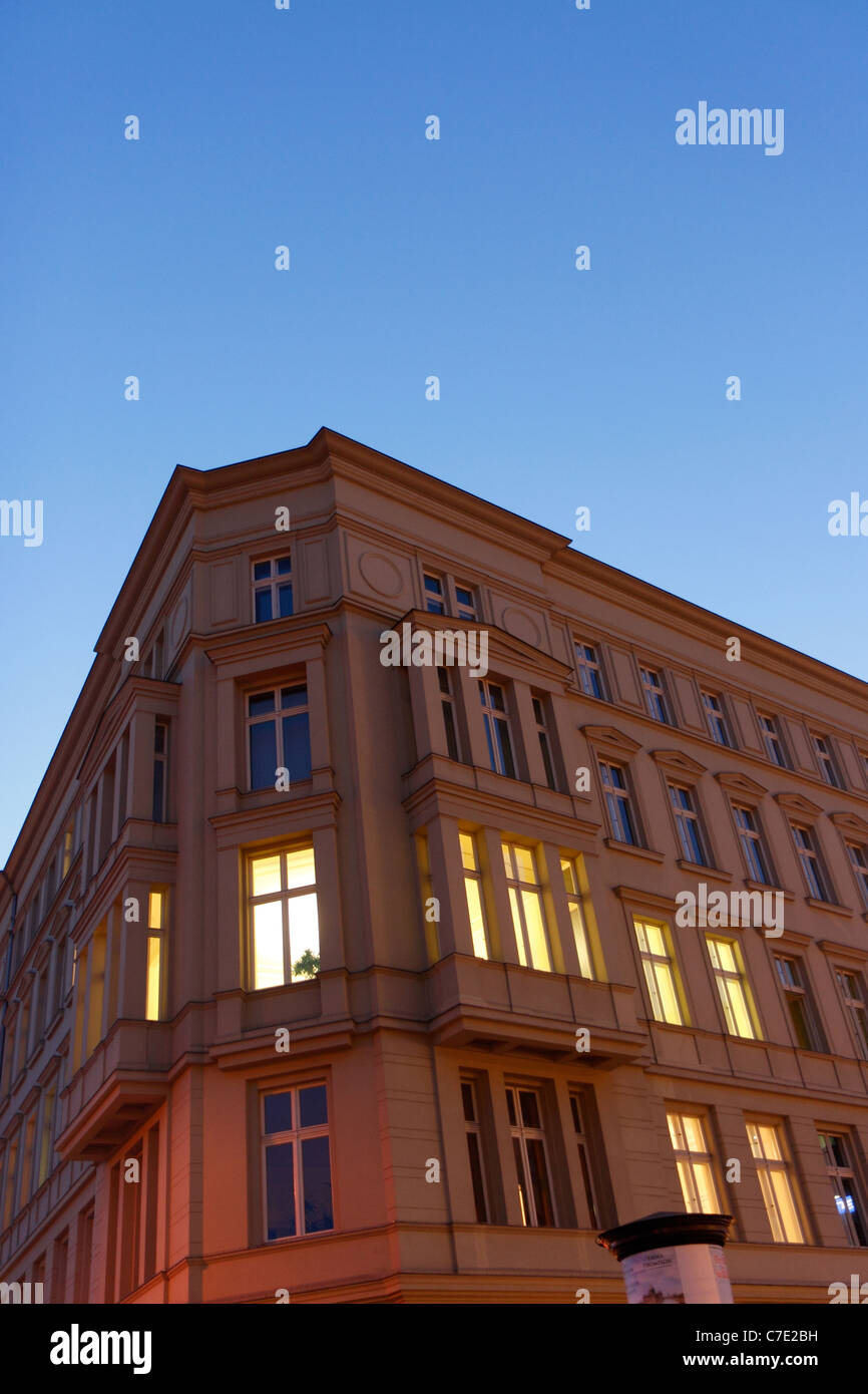 Un immeuble d'angle au crépuscule, Berlin, Allemagne Banque D'Images