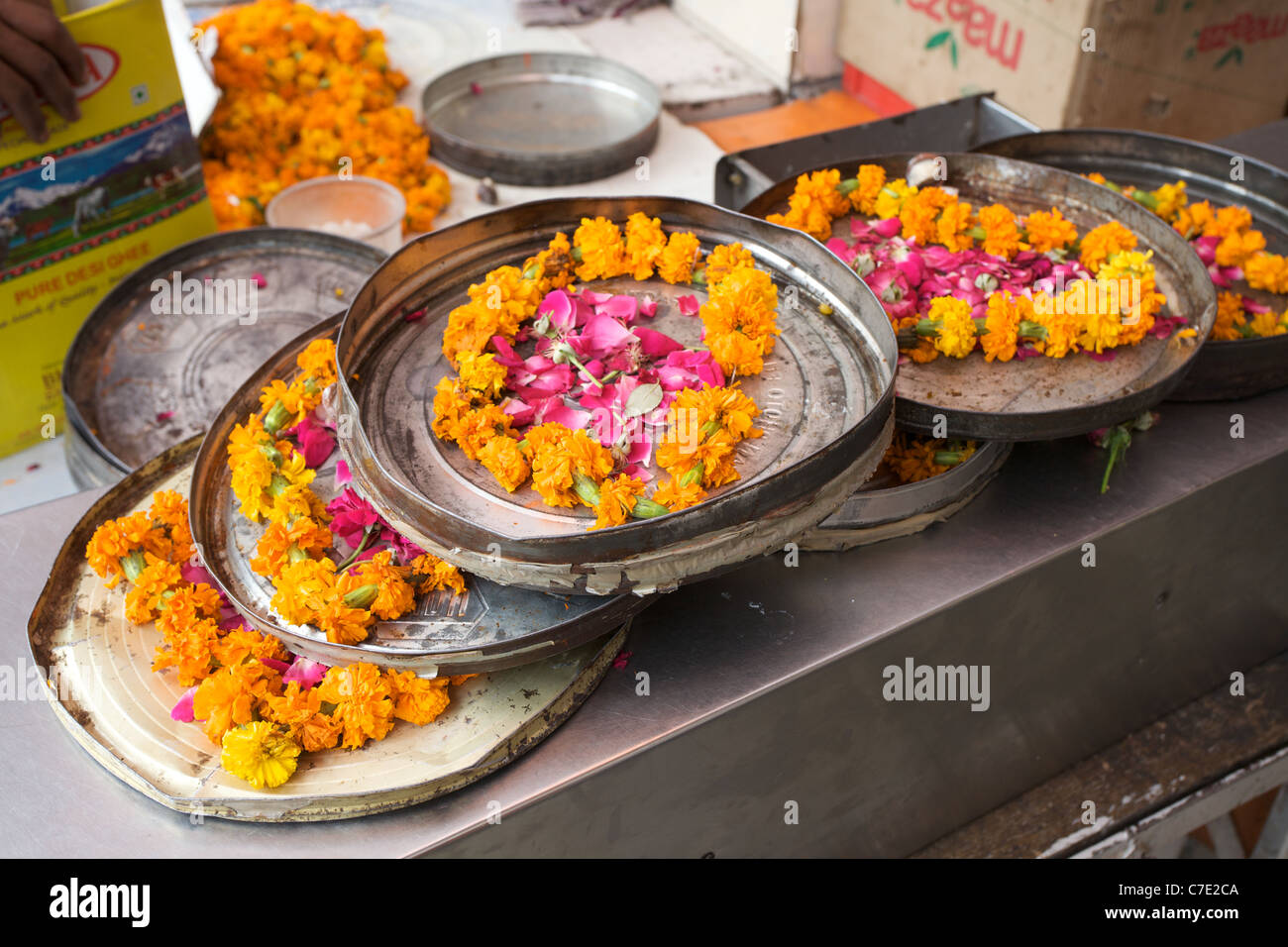 Offres hindou à l'extérieur d'un temple à Delhi, Inde Banque D'Images