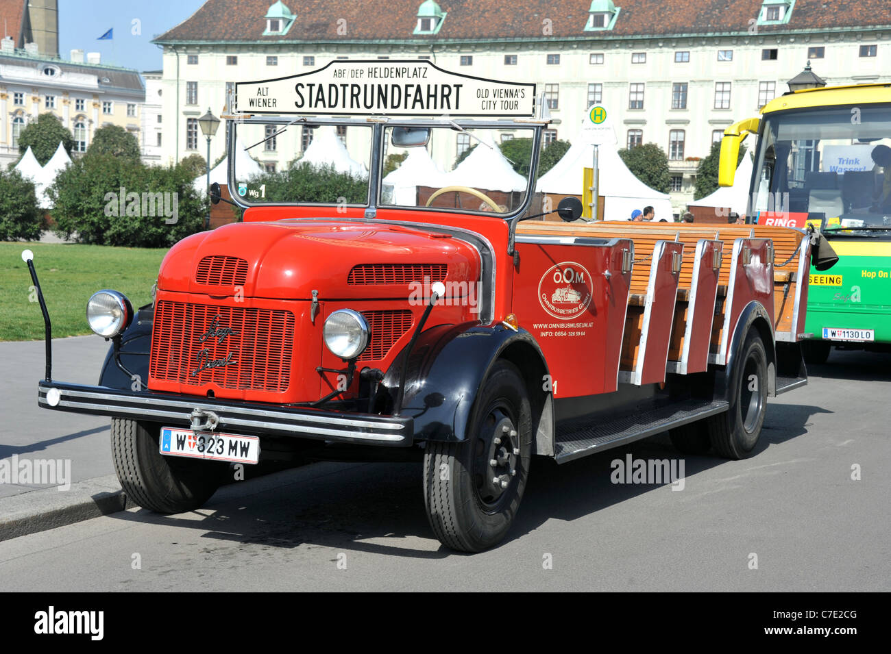 Old fashioned bus touristique, Vienne, Autriche Banque D'Images