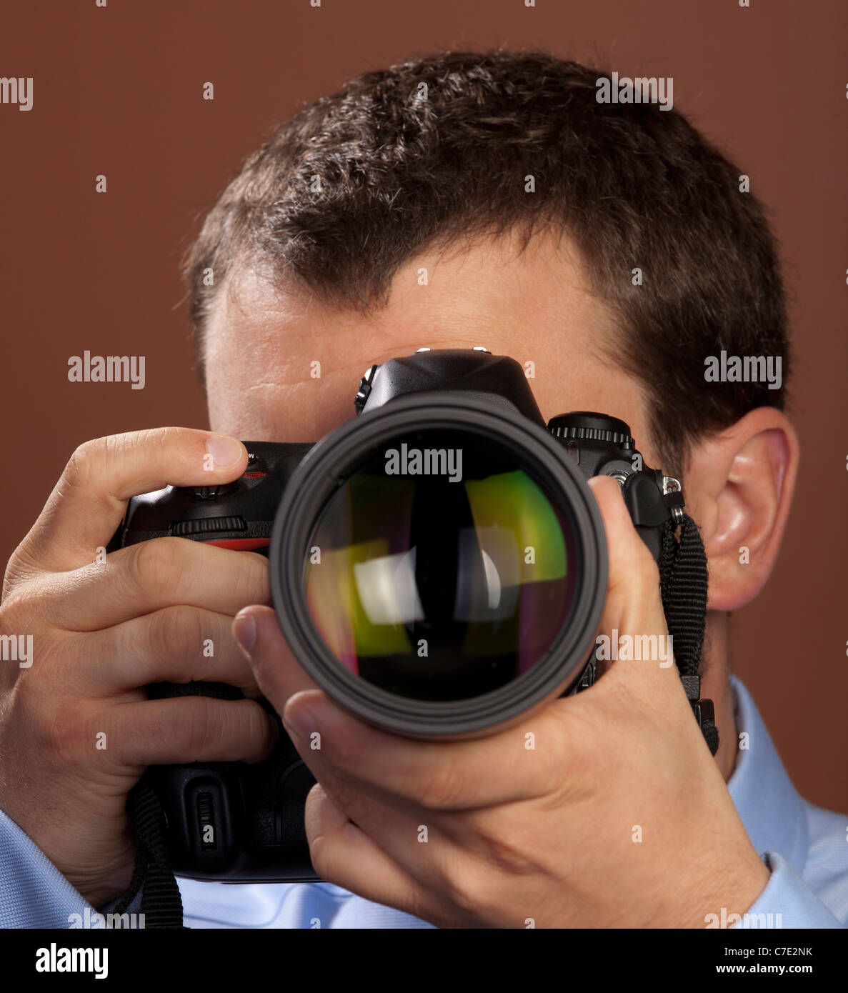 Homme tenant une caméra et l'objectif Banque D'Images