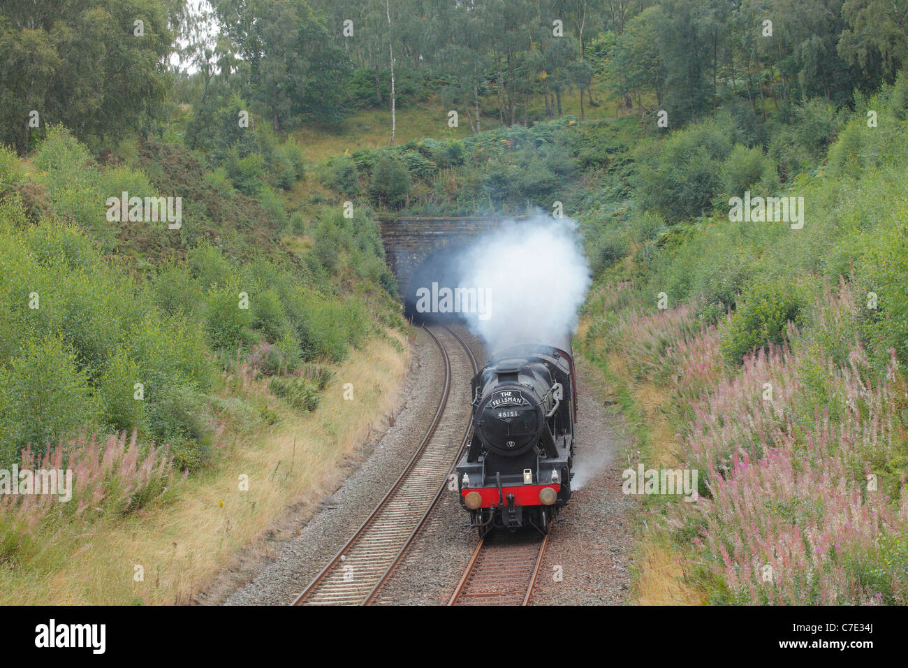 Train à vapeur, qui sort de près de tunnel, régler à Carlisle Armathwaite fer dans l'Eden Valley, Cumbria, England, UK Banque D'Images