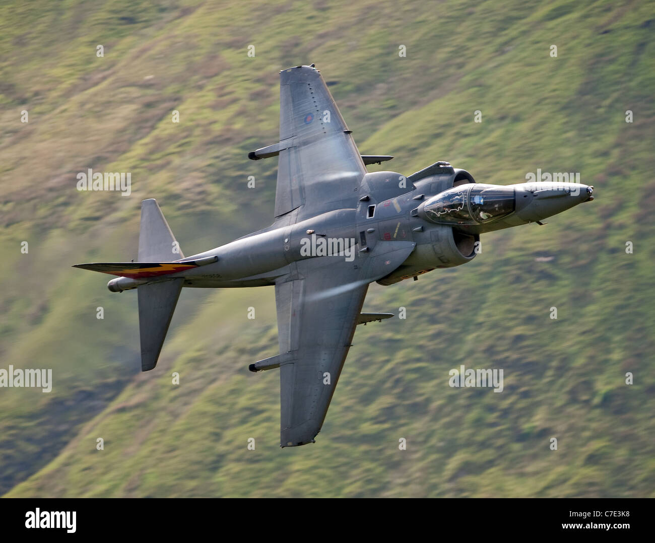 RAF Harrier GR9 chasseurs attaque faible niveau dans le nord du Pays de Galles (MACH) tourné en boucle à partir de la colline Banque D'Images