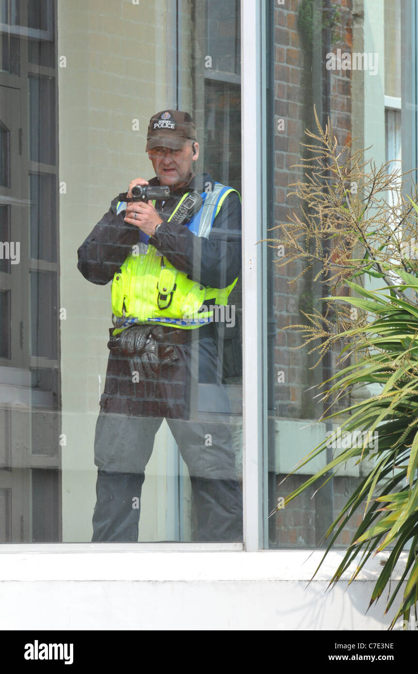 Agents de service, agent de police filmer, l'enregistrement de la surveillance, de l'Angleterre, Royaume-Uni Banque D'Images
