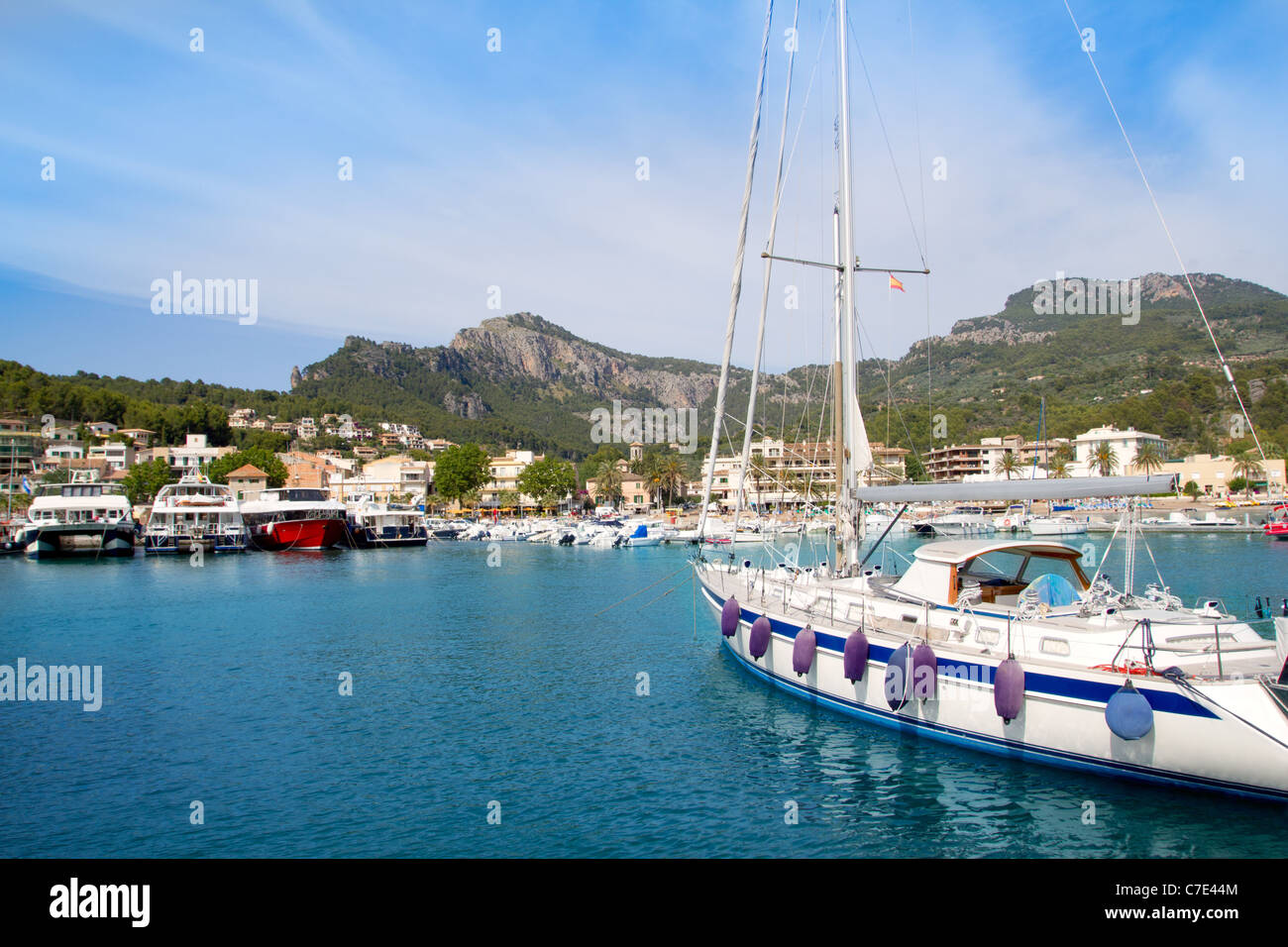 Port de Sóller dans l'île de Majorque avec la montagne de Tramontana sur contexte lors de l'Espagne Banque D'Images