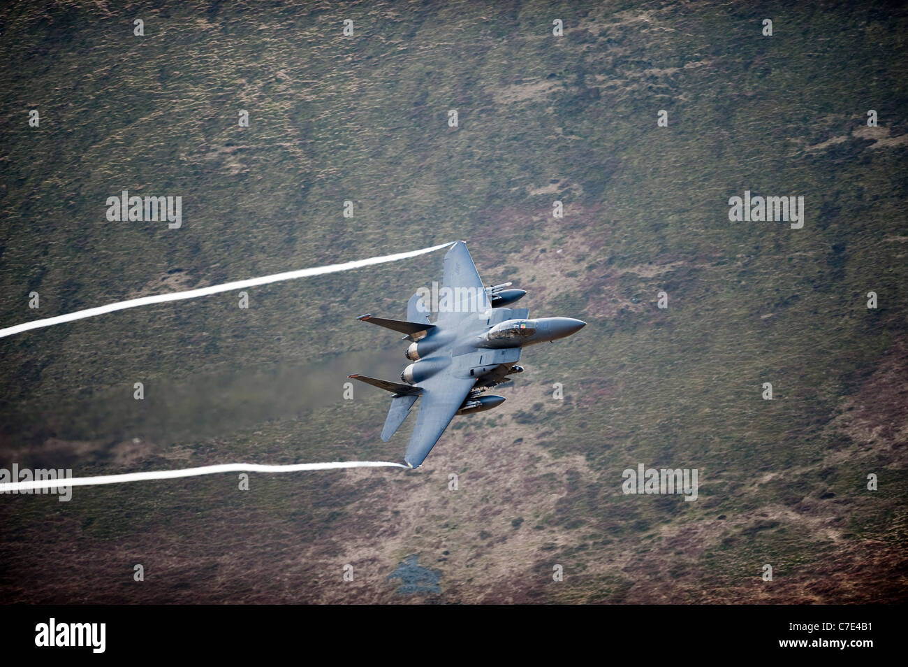 USAF F-15E Strike Eagle fait un tour lors d'un vol à basse altitude dans la région de Mid Wales tourné à partir de la colline Banque D'Images