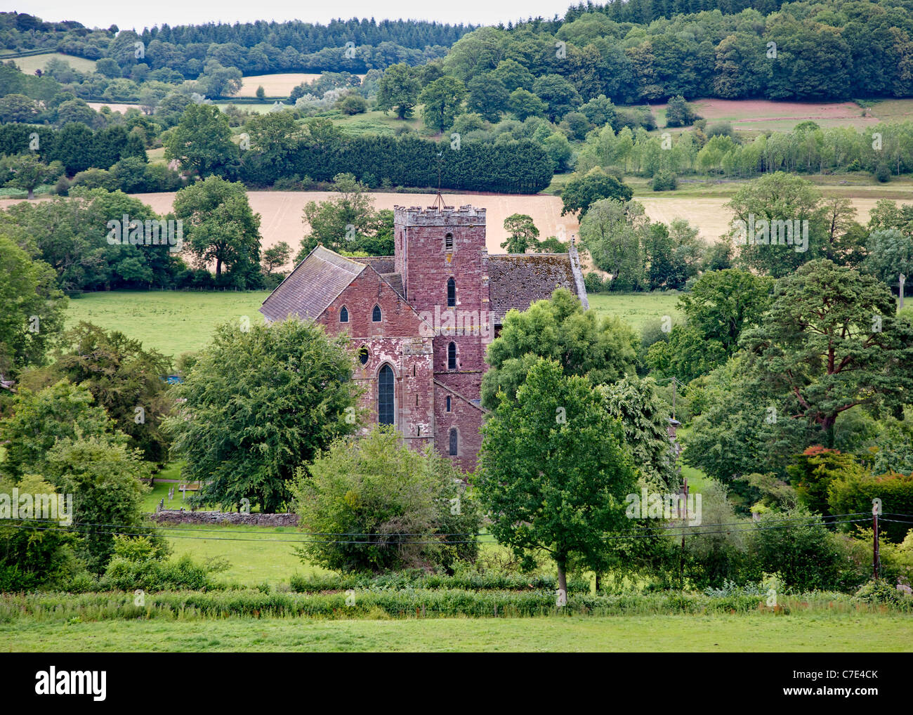 Dore Abbey se love dans les riches terres agricoles de l'Herefordshire Golden Valley Banque D'Images