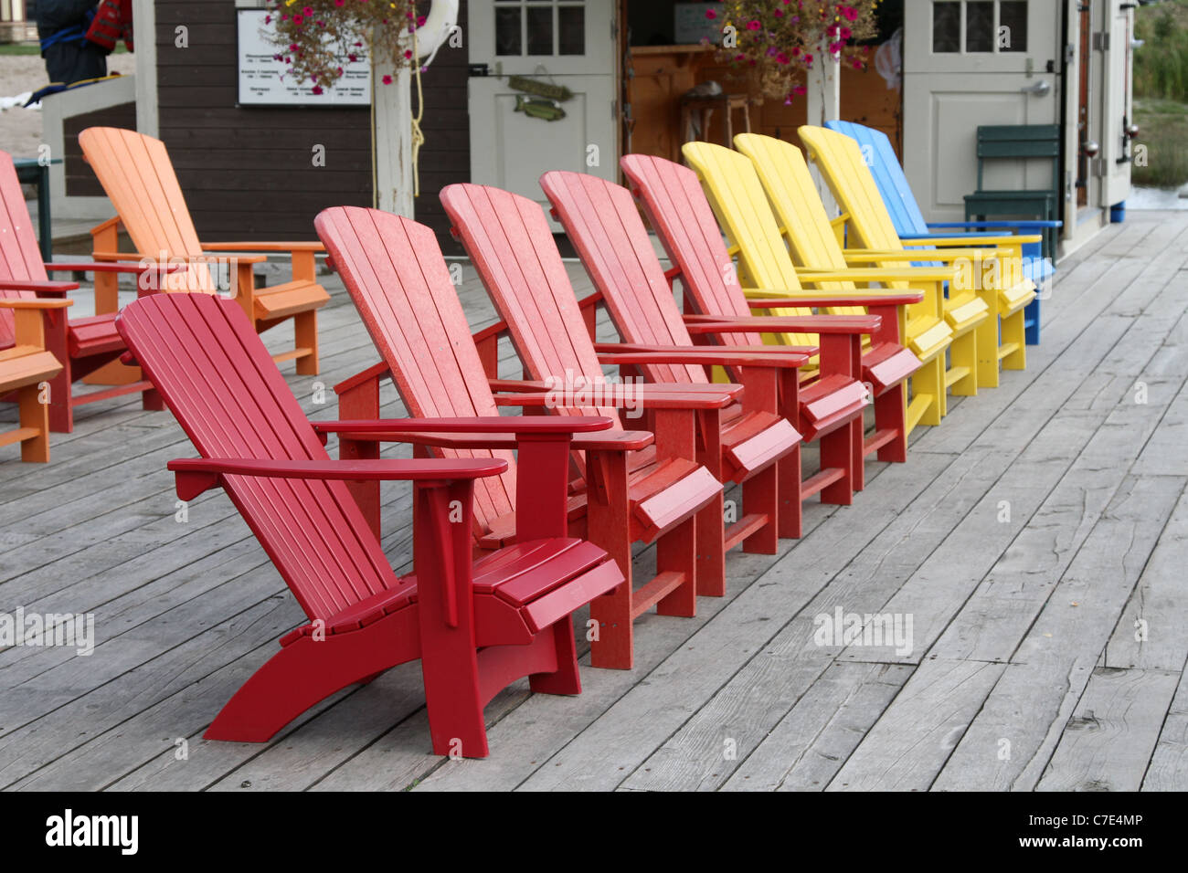 Cottage coloré rouge jaune bleu chaises chaise Banque D'Images