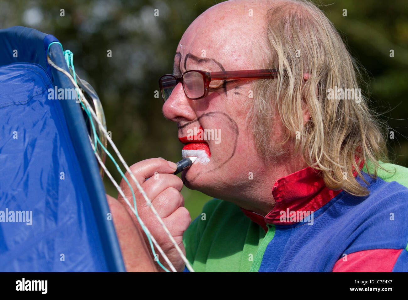 Kristoff le Clown appliquant le maquillage   Hesketh Bank, Southport, Royaume-Uni Banque D'Images