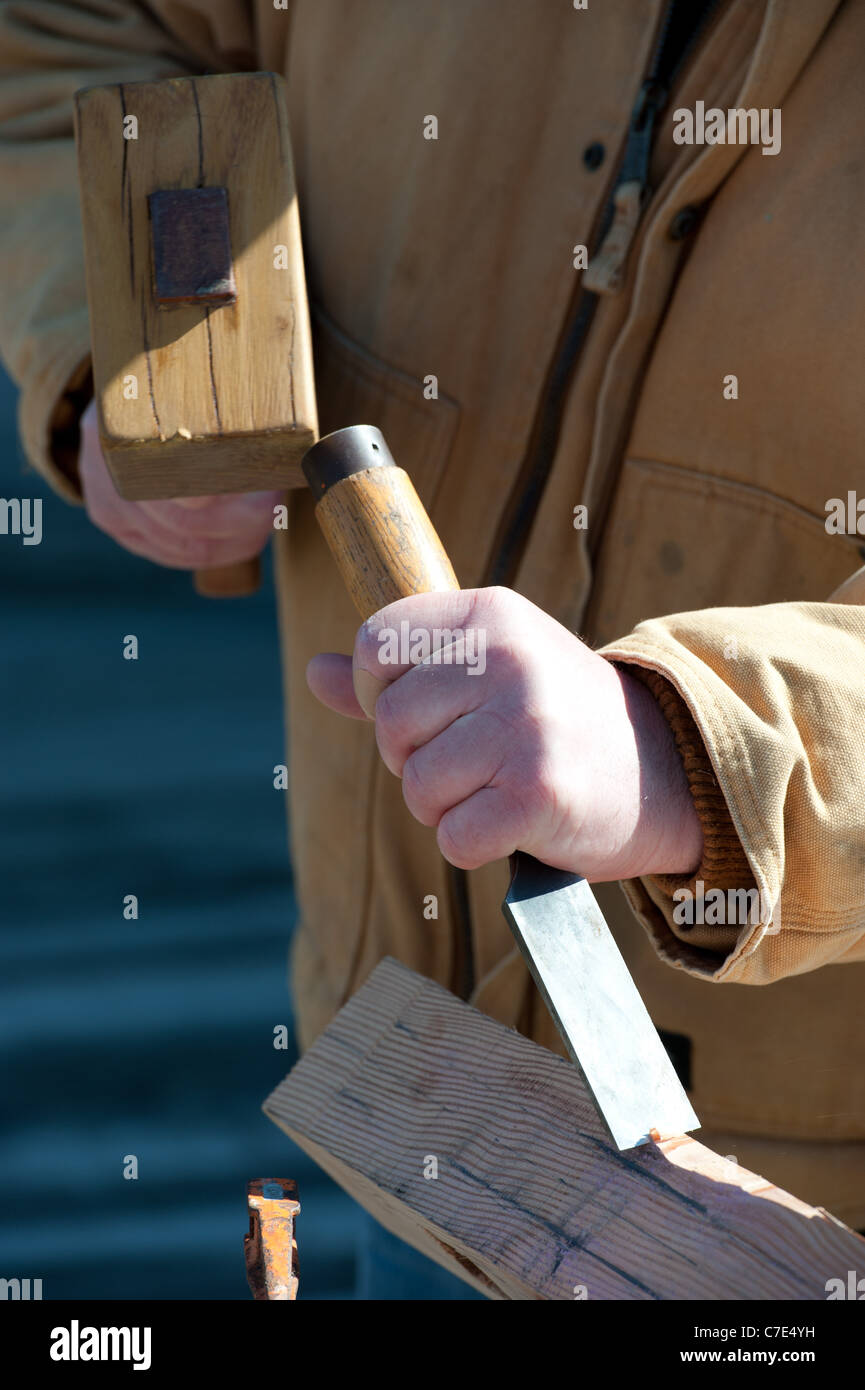 Man carving un espar pour un navire Banque D'Images