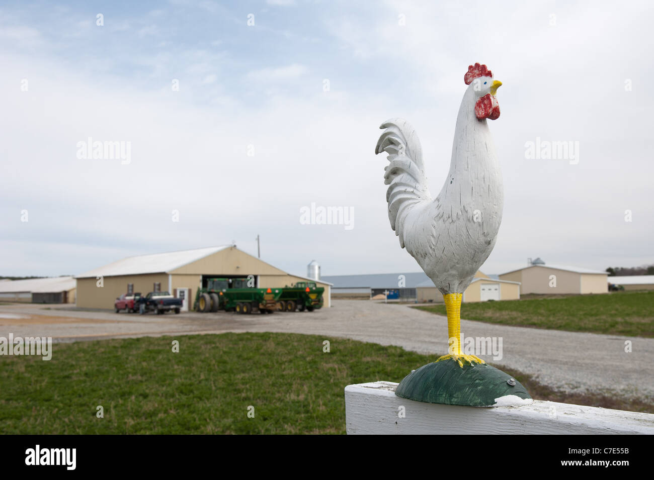 Rooster ornament en face de granges avec des tracteurs agricoles sur Banque D'Images