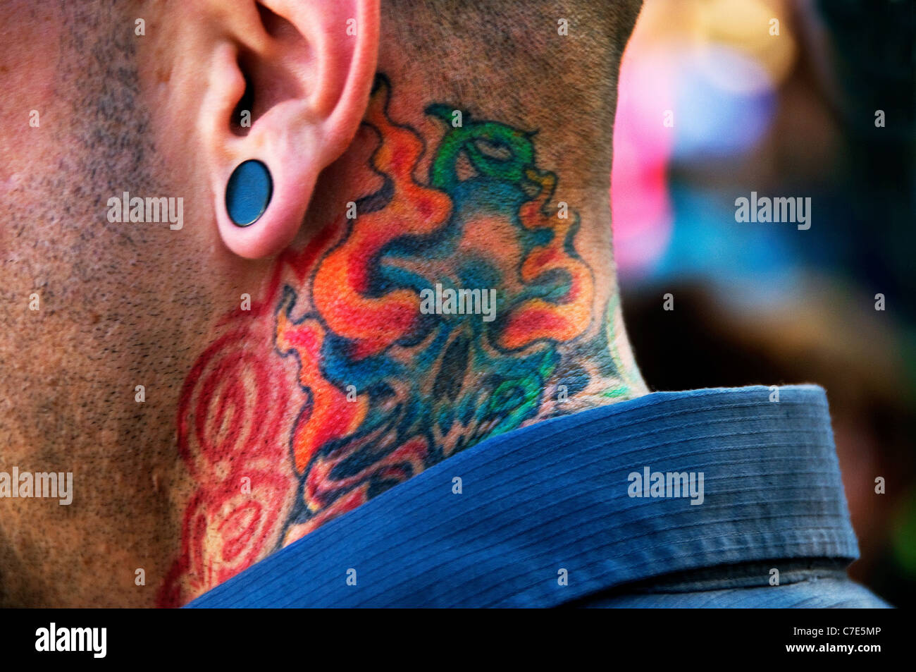 Jeune homme homme cou tatouage tat Banque D'Images