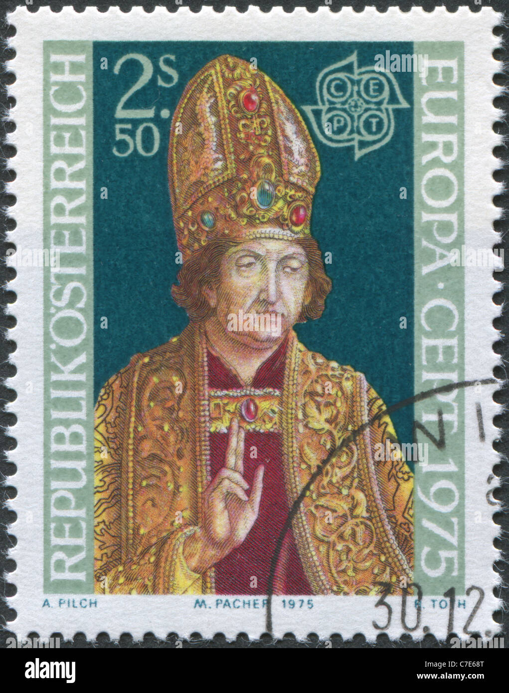 Autriche - 1975 : timbre imprimé en Autriche, présente le grand prêtre, de Michael Pacher Banque D'Images