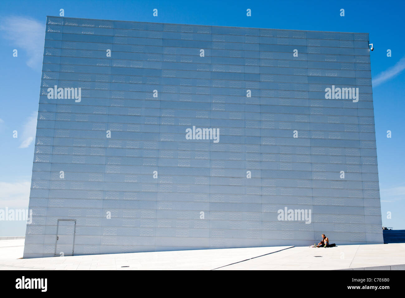 L'homme qui joue de la guitare sur l'Opéra d'Oslo, Norvège. Banque D'Images