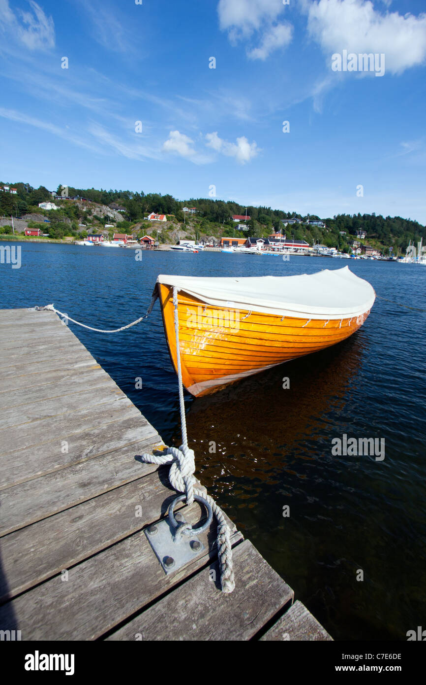 Petit bateau sur un lac en Suède Banque D'Images