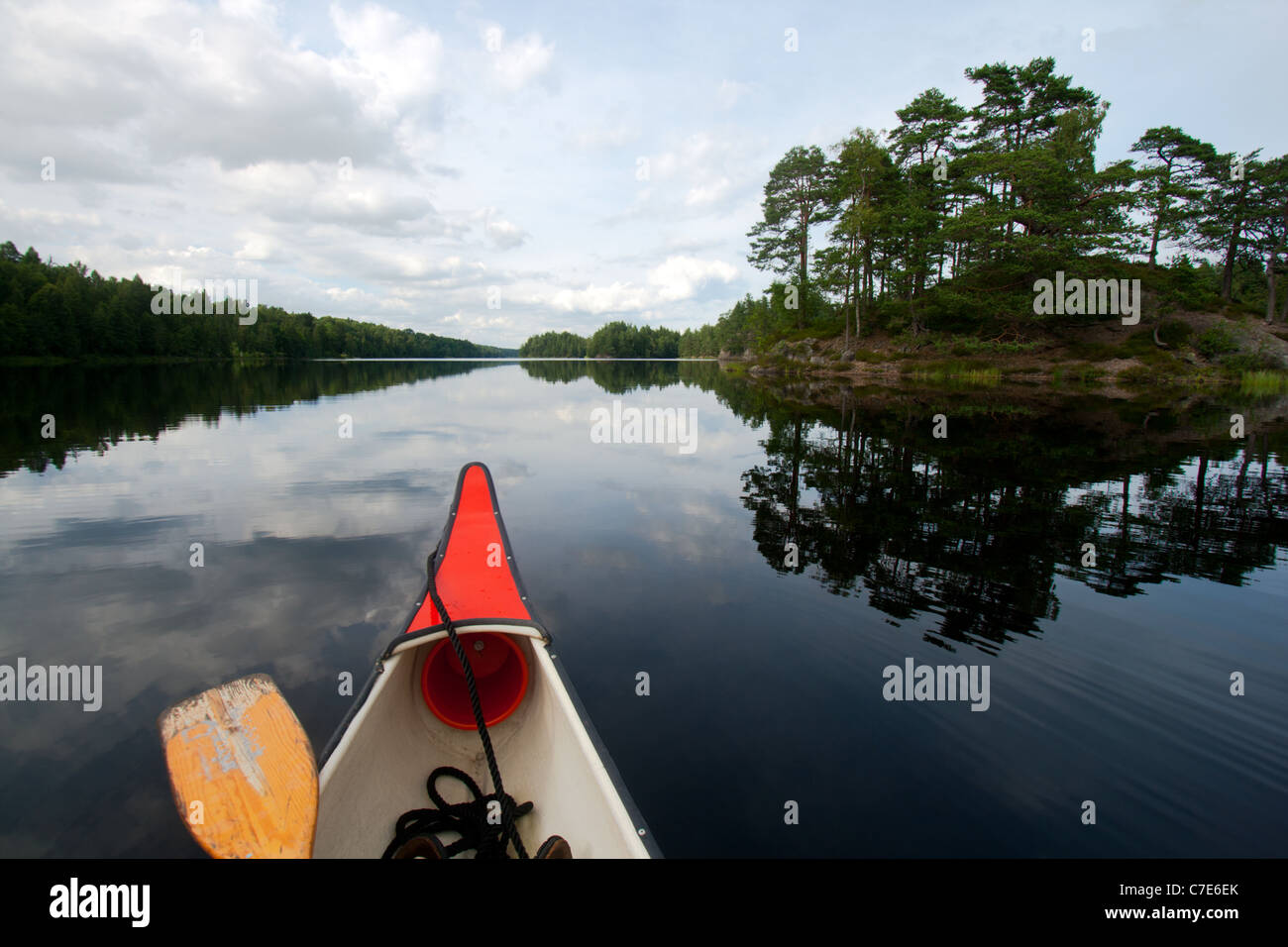 Canoë sur un lac tranquille en Suède Banque D'Images