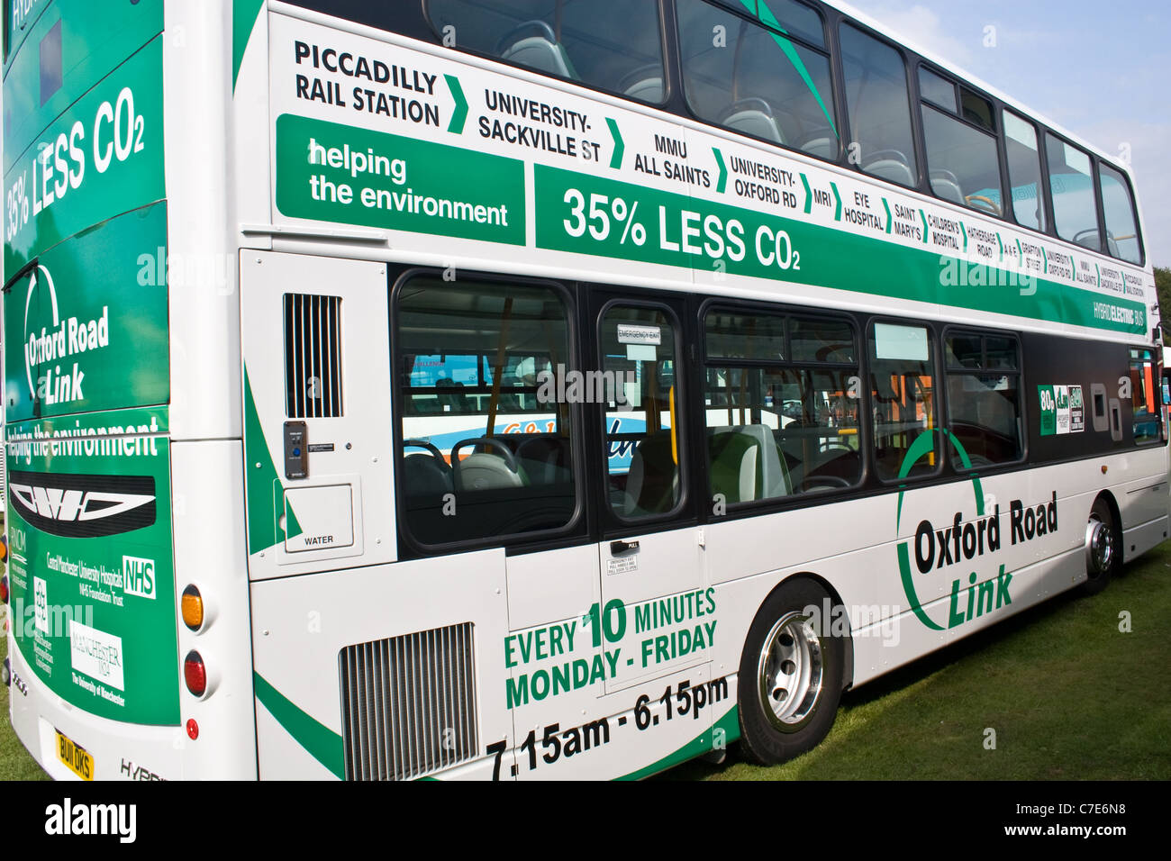 Bus hybride utilisé sur occupation Oxford Road route en centre-ville, Manchester, Angleterre, RU Banque D'Images