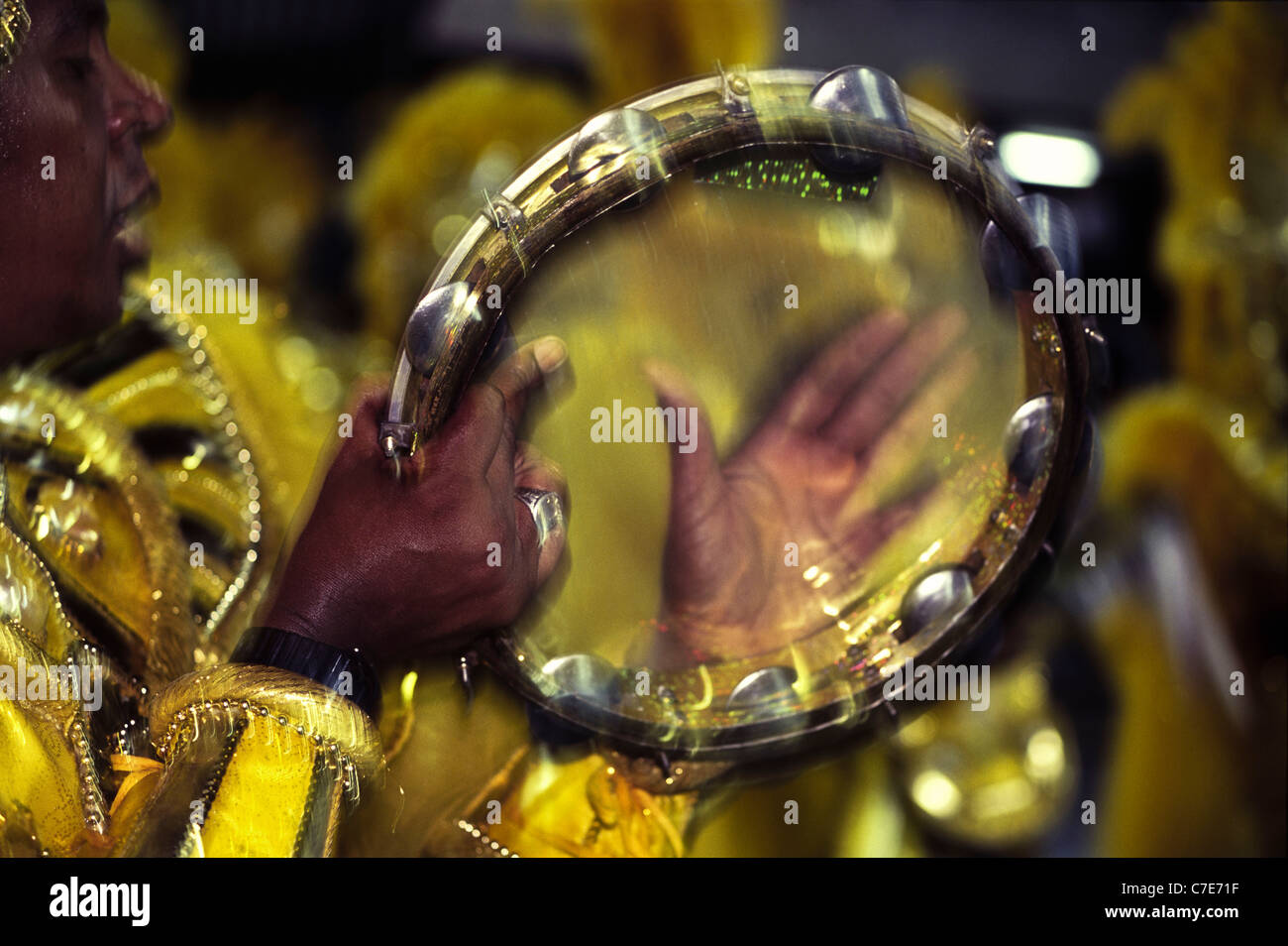 Défilé des écoles de samba du carnaval de Rio de Janeiro au Brésil. Instrument à percussion Pandeiro Imperatriz Leopoldinense École de Samba Banque D'Images