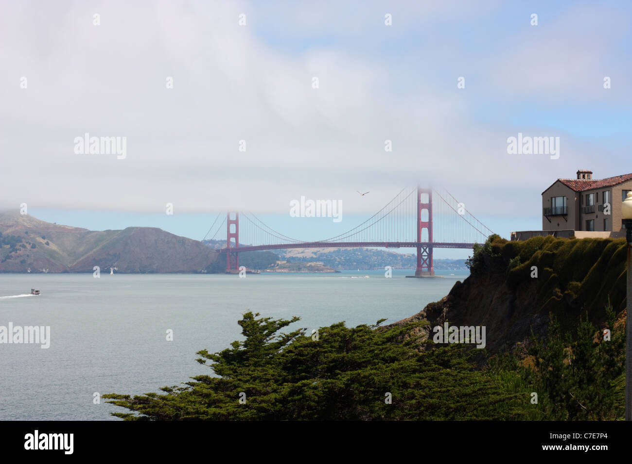 Vue sur le Golden Gate Bridge à partir de China Beach Park, San Francisco, Californie, États-Unis. Banque D'Images