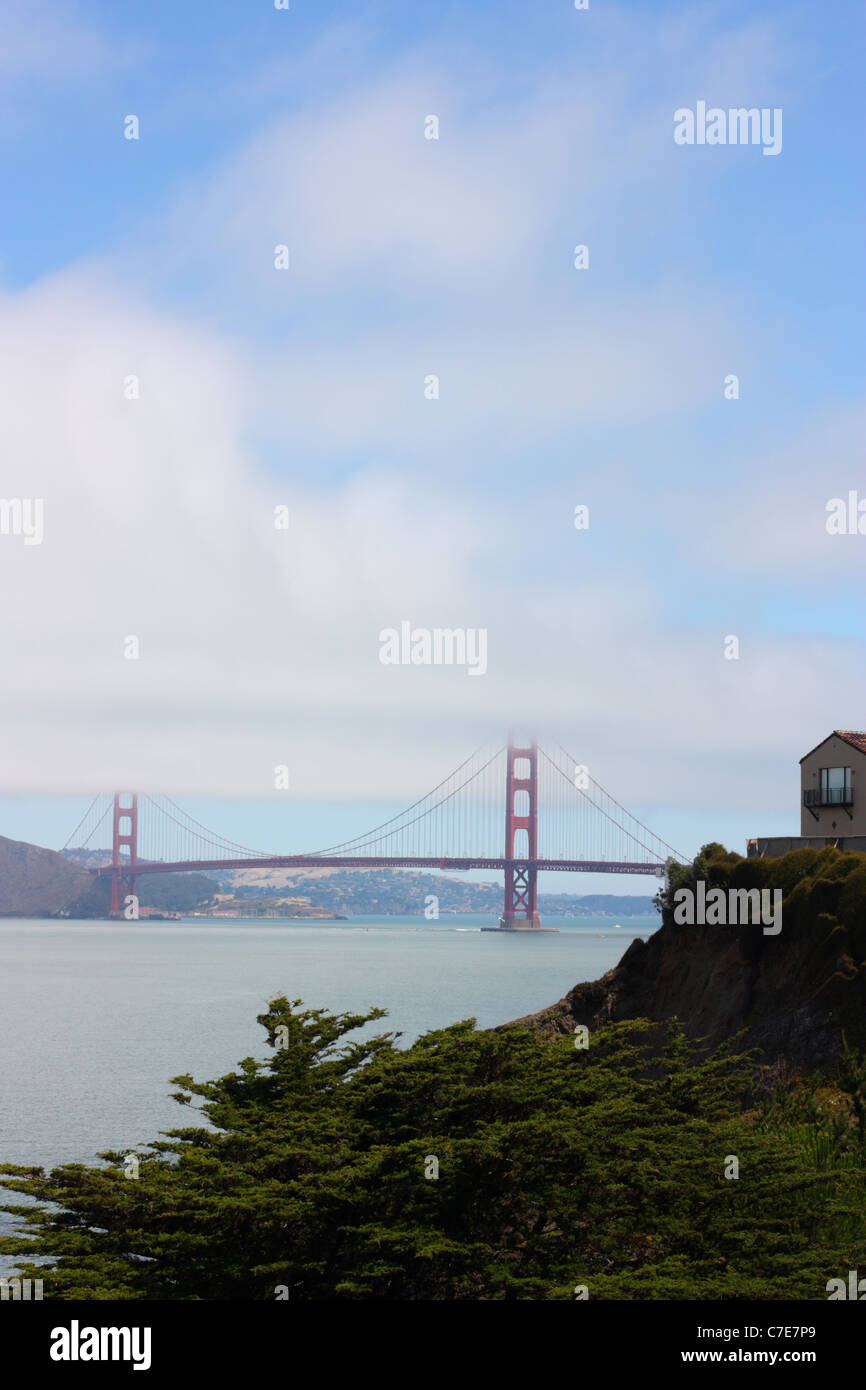 Vue sur le Golden Gate Bridge à partir de China Beach Park, San Francisco, Californie, États-Unis. Banque D'Images