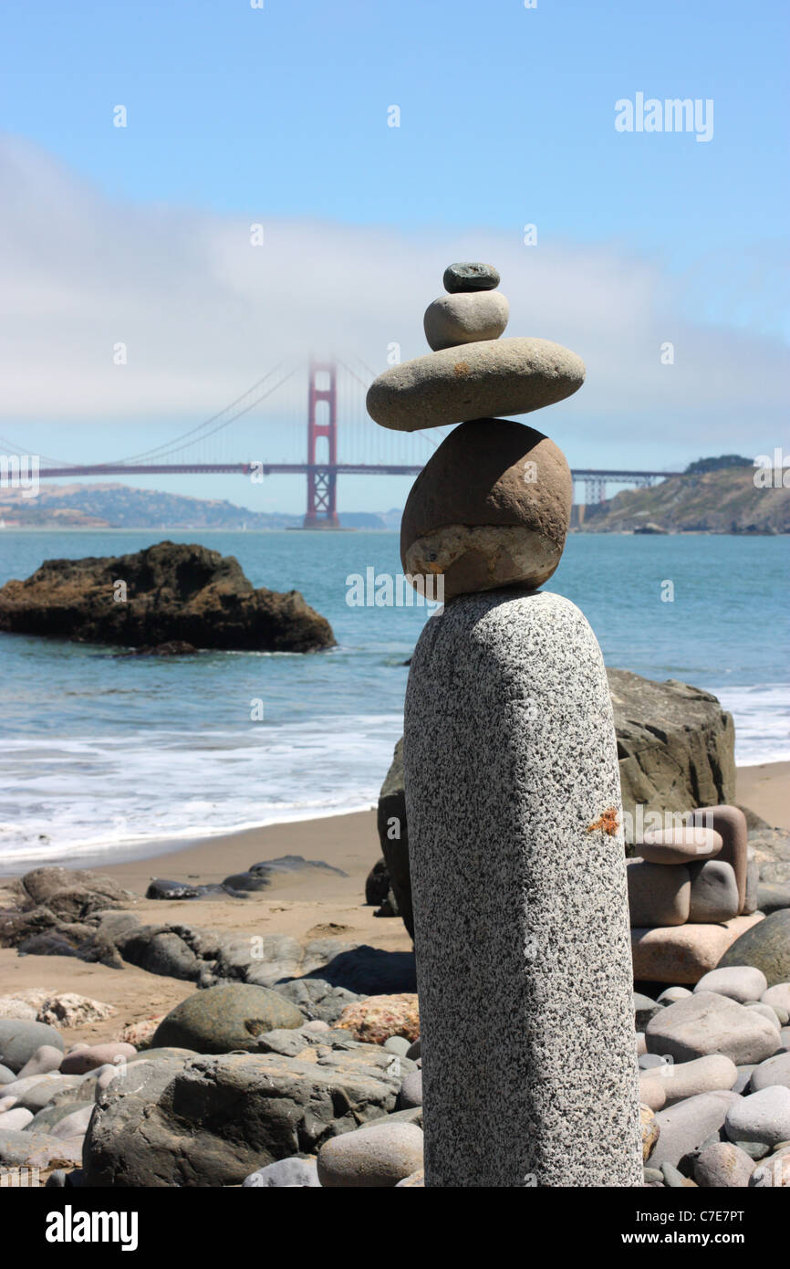 Les roches empilées sur China Beach, San Francisco, Californie, États-Unis. Banque D'Images
