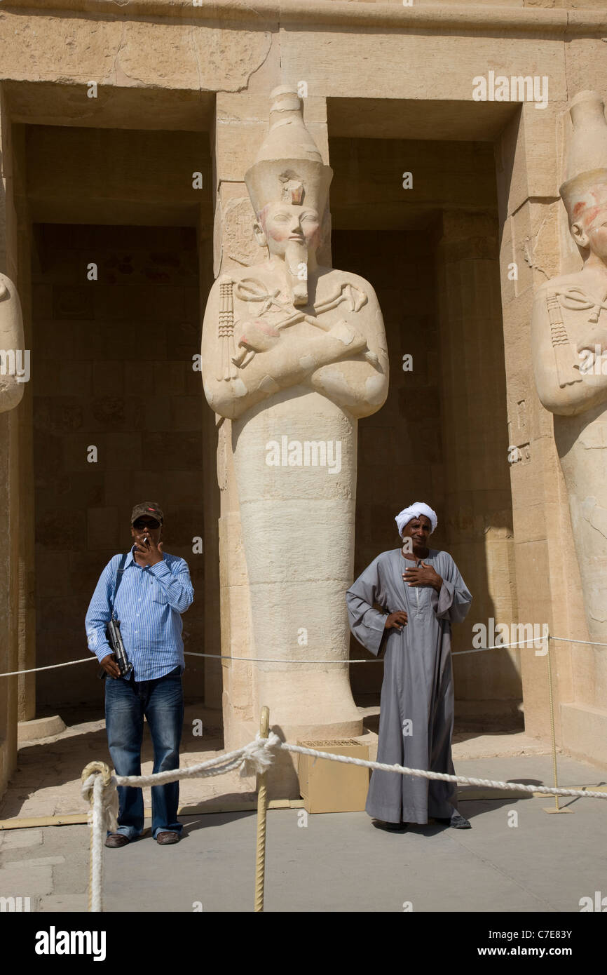 Le Temple d'Hatshepsout : la garde et guide, Luxor, Egypt Banque D'Images