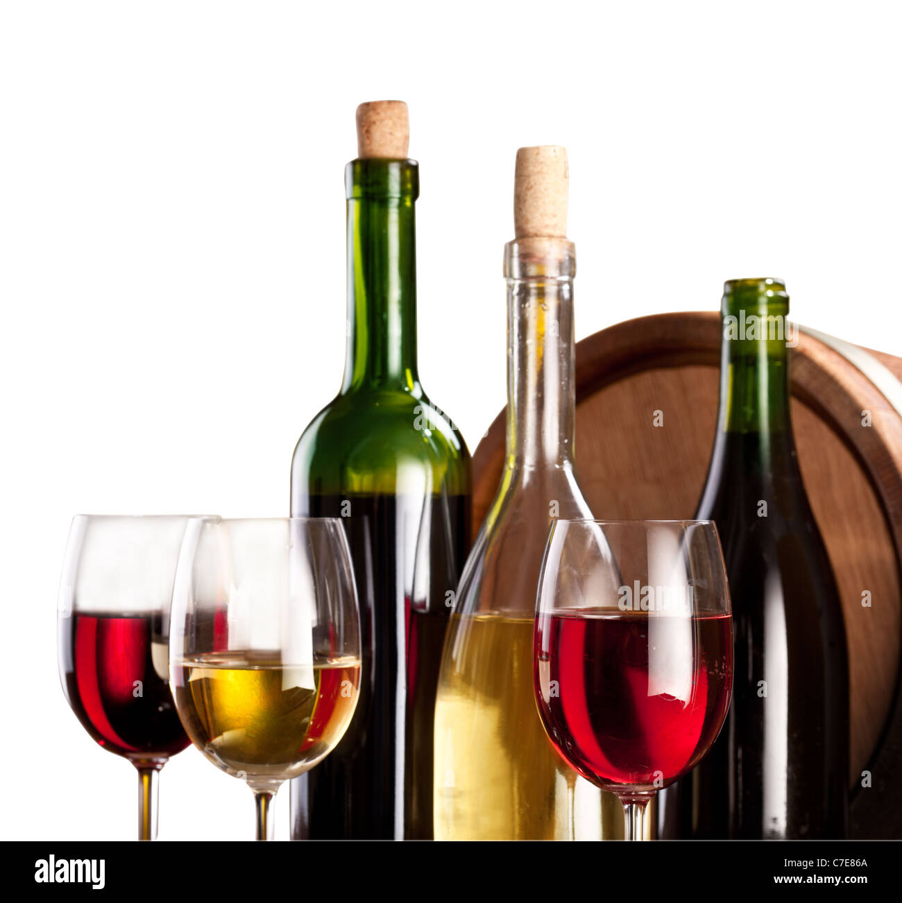 Bouteilles et verres de vin sur un fond blanc. Le fichier contient un chemin d'accès à couper. Banque D'Images