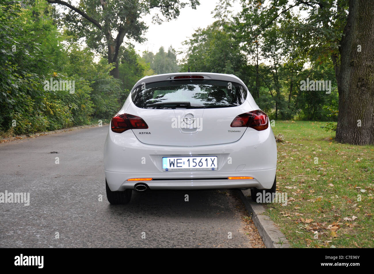 Opel Astra IV 1.4 Turbo - MA 2009 - blanc - Français voiture compacte, le segment C - dans un parc Banque D'Images