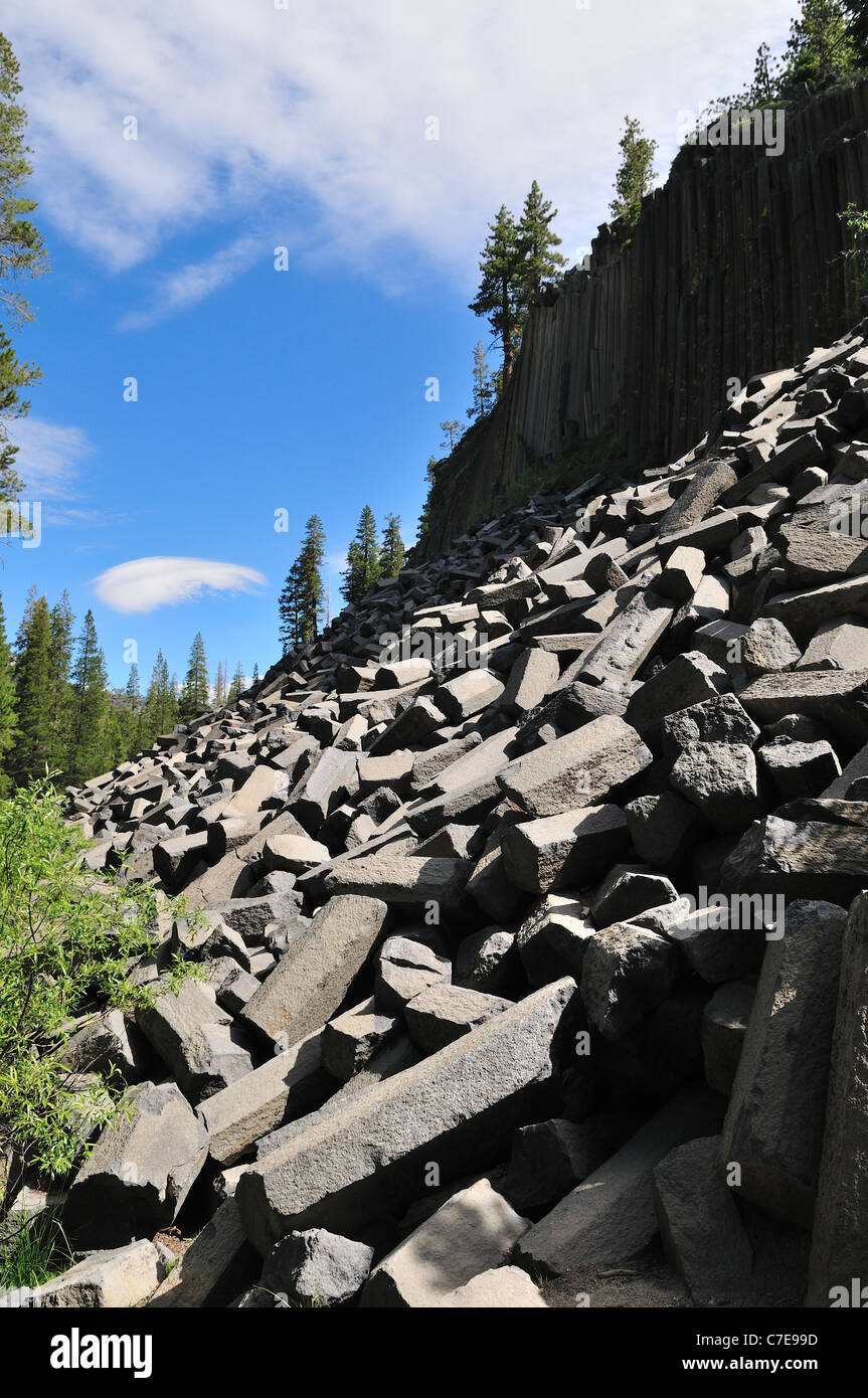 Colonnes de basalte brisés au Devils Postpile National Monument". Californie, USA. Banque D'Images