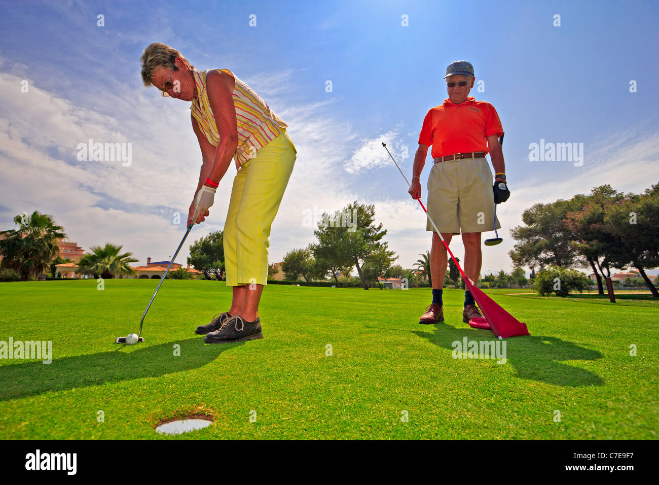 Couple sur un green à l'Oliva Nova Golf, club de golf Oliva Nova, un golf 18 trous, l'Oliva Nova, Espagne Banque D'Images