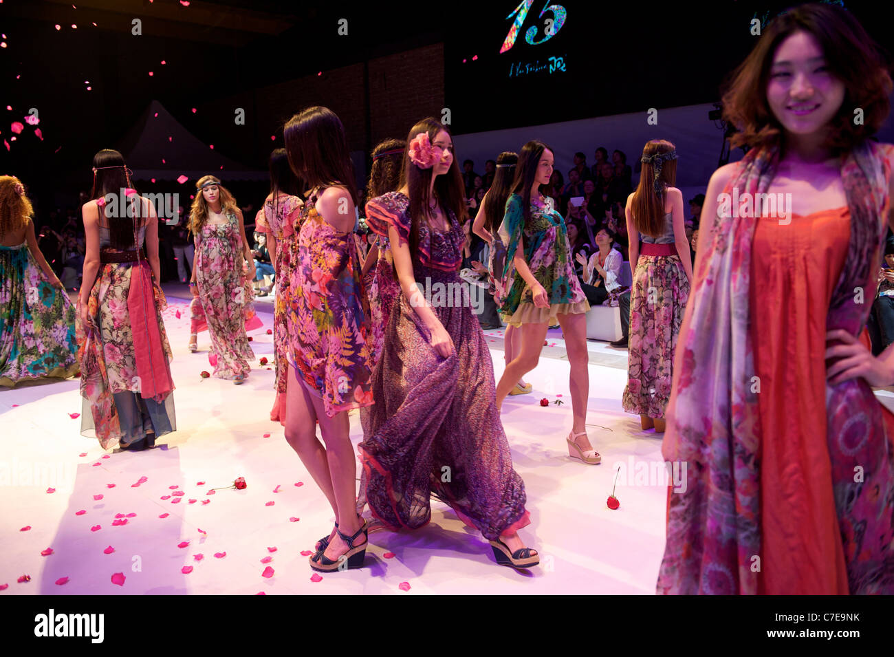 Porter des modèles de marque chinoise avous lors d'une promenades fashion show à Pékin, en Chine. Banque D'Images