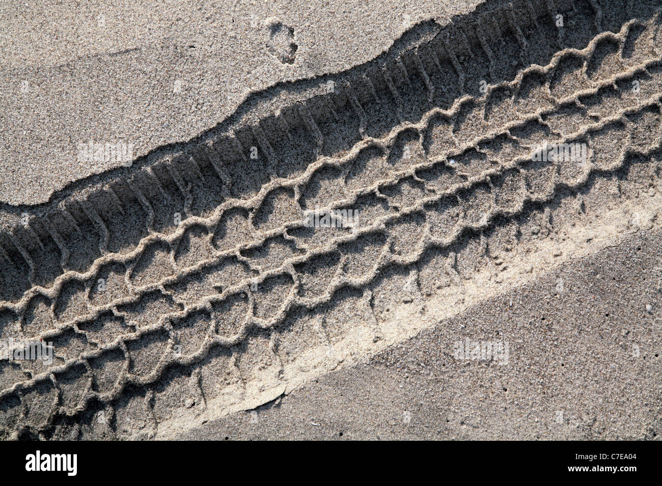 Plage, sable et d'autres choses. La voie des roues tout terrain. Banque D'Images