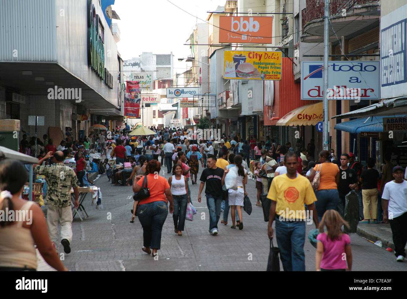 Foule de piétons à l'Avenue centrale, zone commerciale dans la vieille partie de la ville de Panama, faire du shopping autour. Banque D'Images