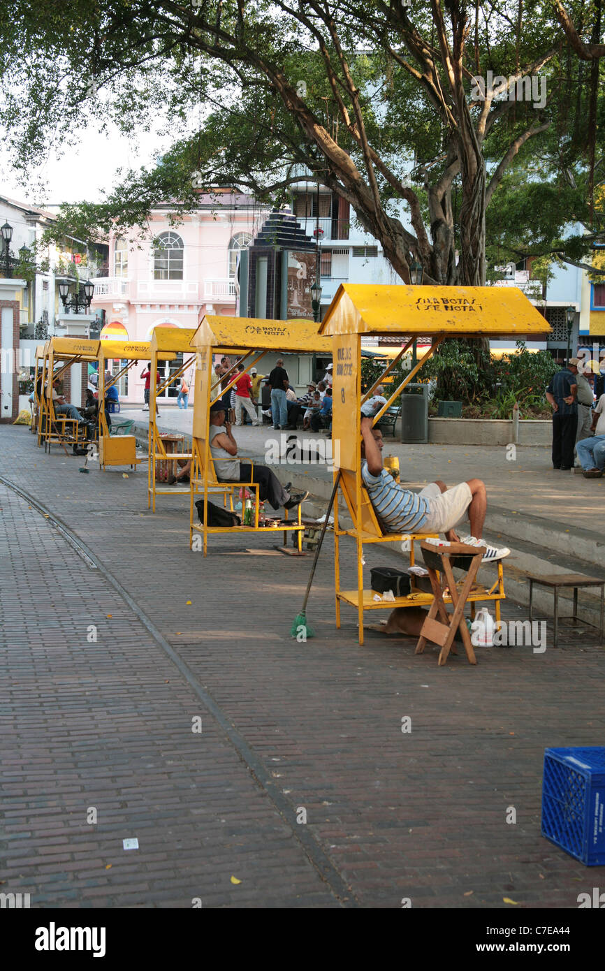 Postes de polissage de chaussures dans une rue animée de la ville de Panama. Banque D'Images