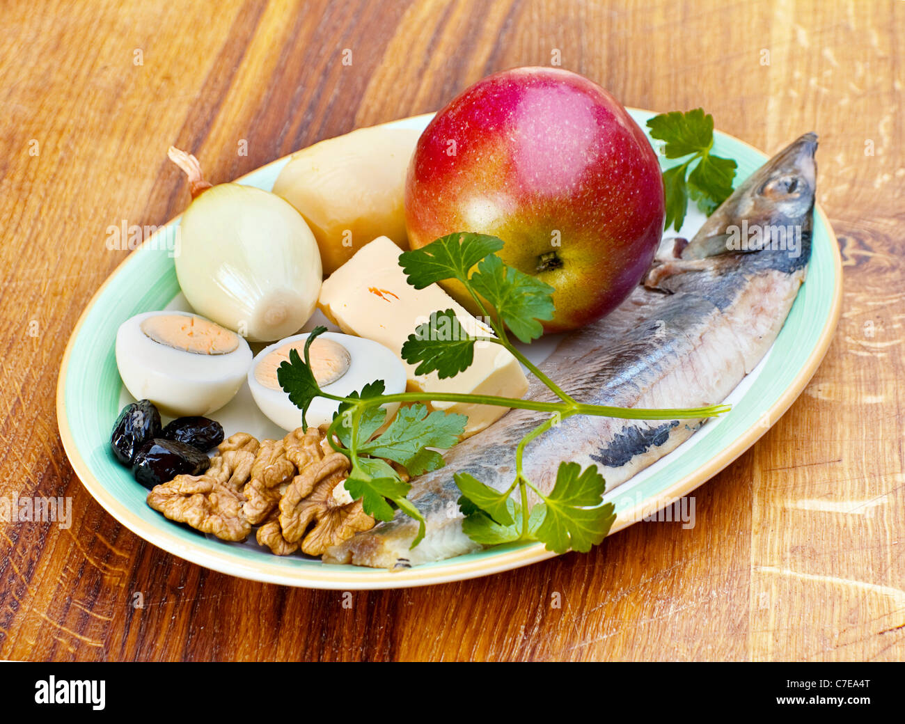 Oeuf, ingrédients pour la salade de hareng, pomme Banque D'Images