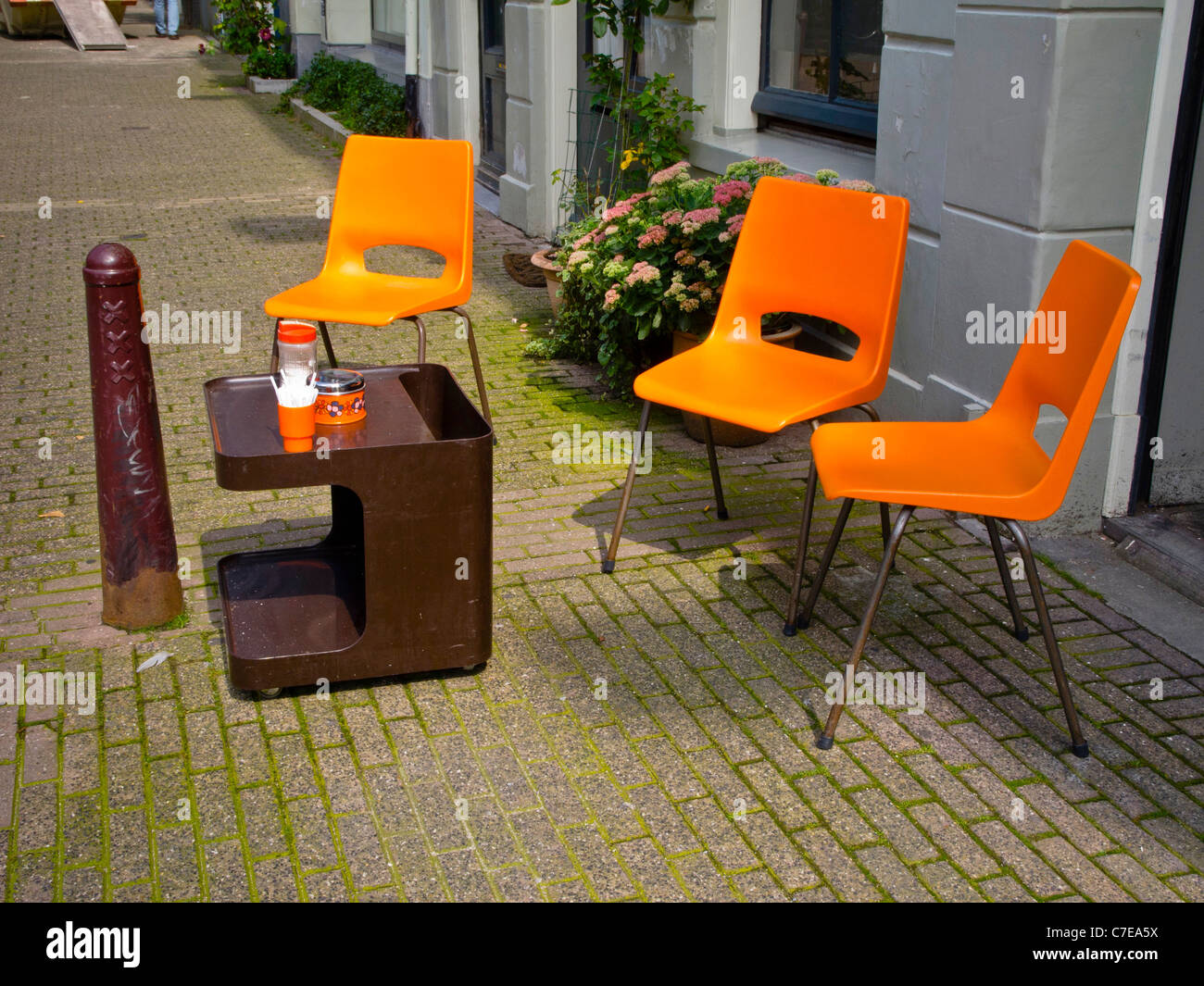 Prendre un verre sur le chemin piétonnier à Amsterdam Centre. Banque D'Images